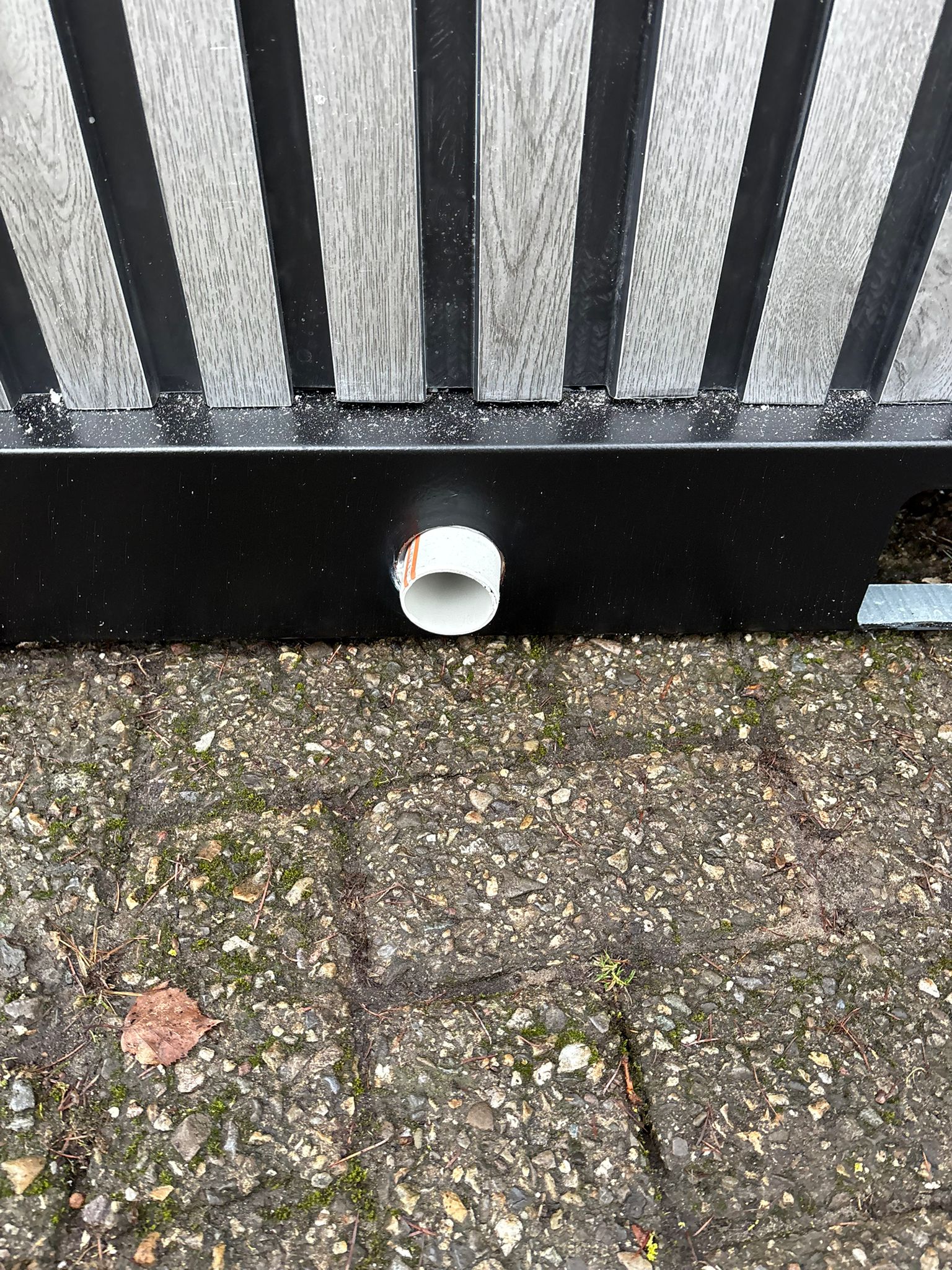 Aansluitingen aan achterzijde van mobiele MIVA toiletunit