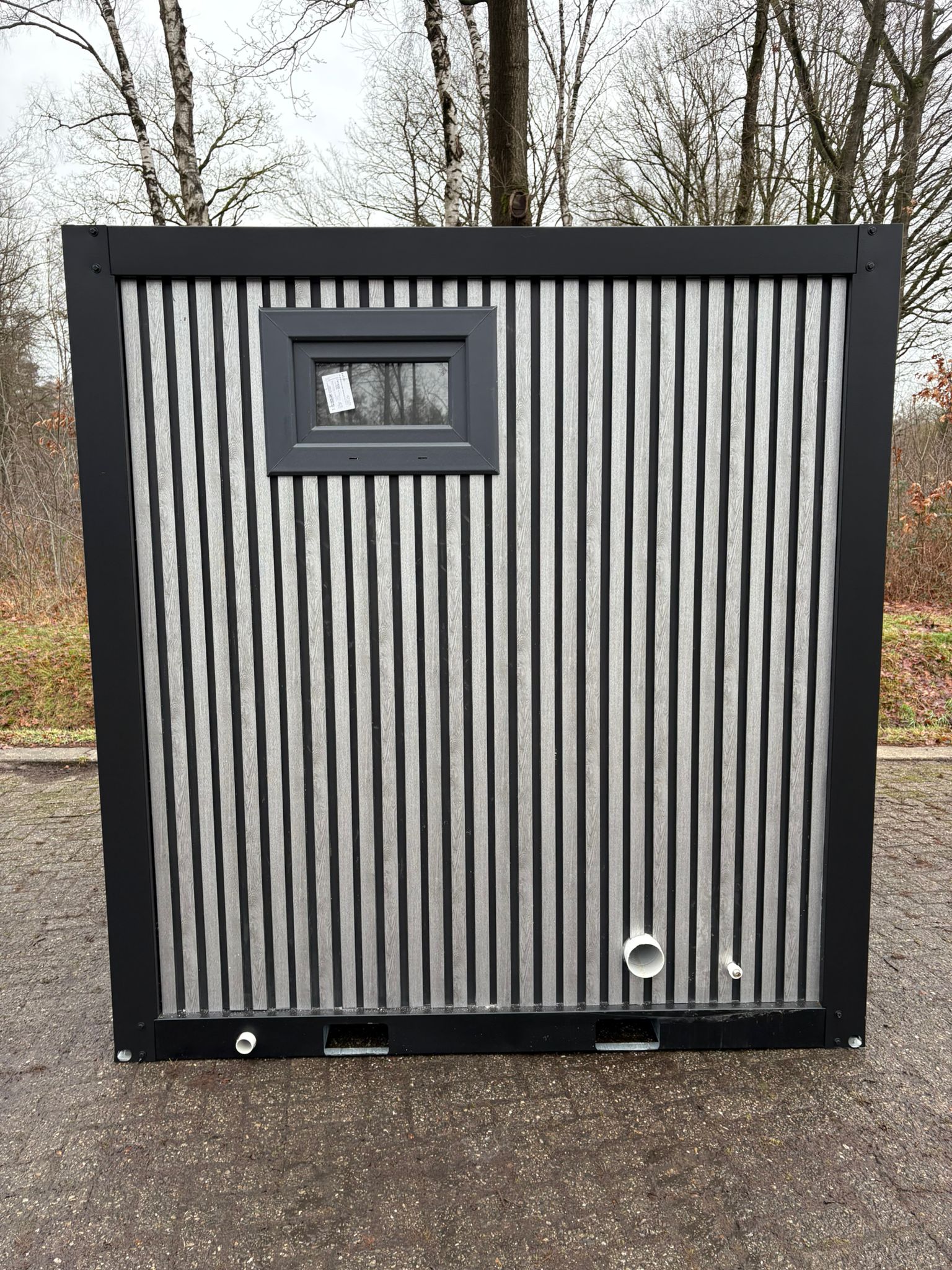 Achterzijde van mobiele MIVA toiletunit