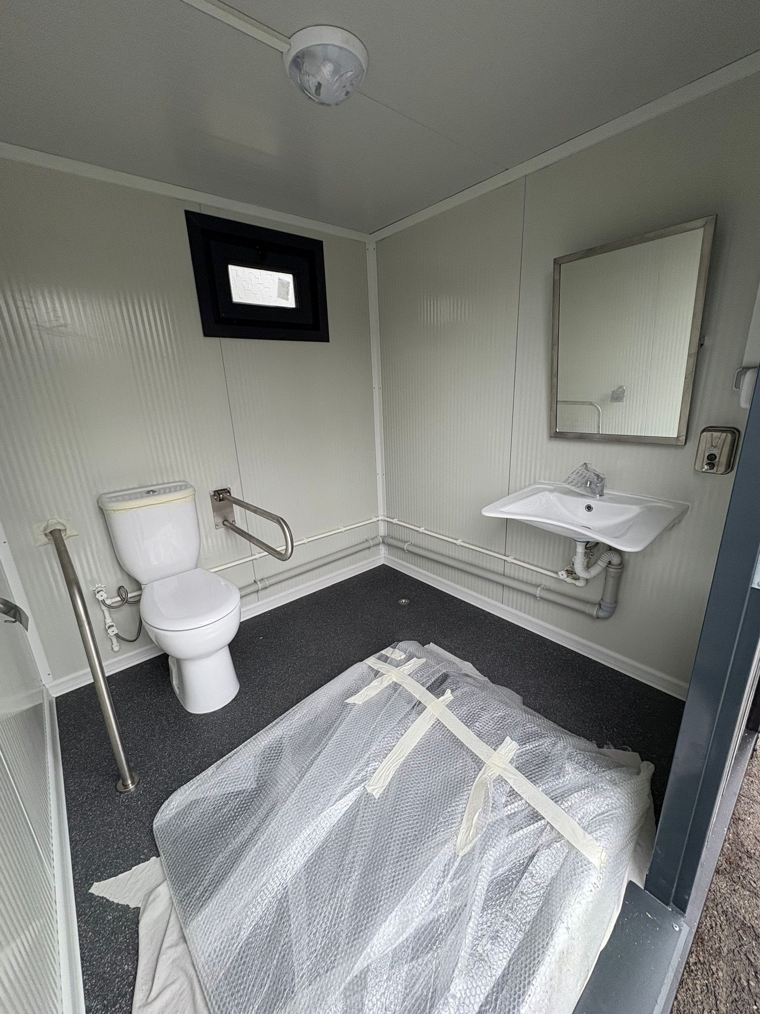 Binnenzijde van mobiele MIVA toiletunit