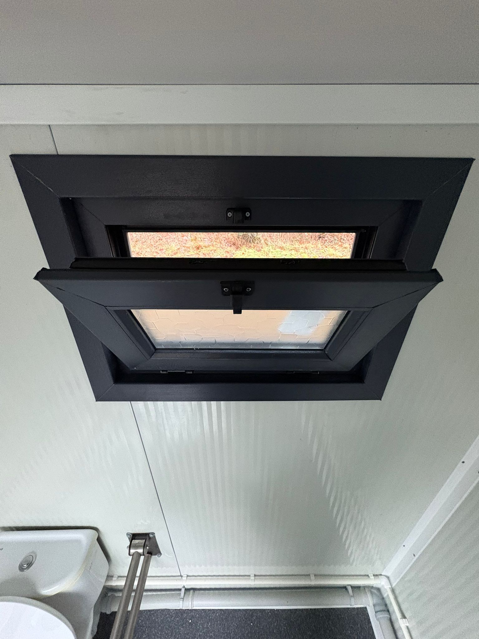 Geopend draaikiepraam in mobiele MIVA toiletunit