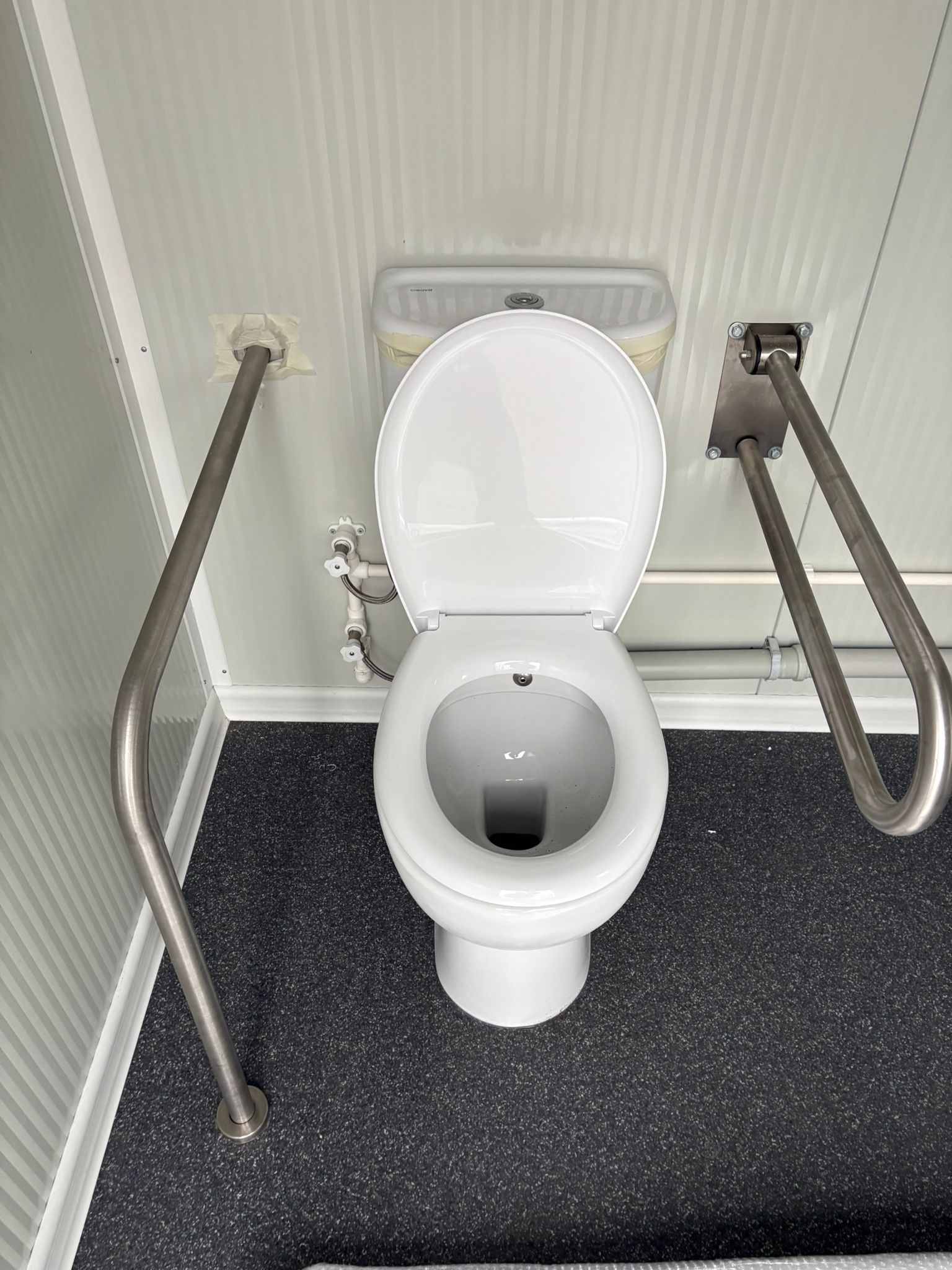 Toiletpot met open deksel in mobiele MIVA toiletunit