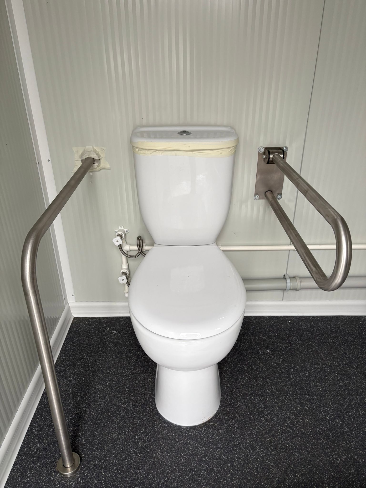 Toiletpot met gesloten deksel in mobiele MIVA toiletunit