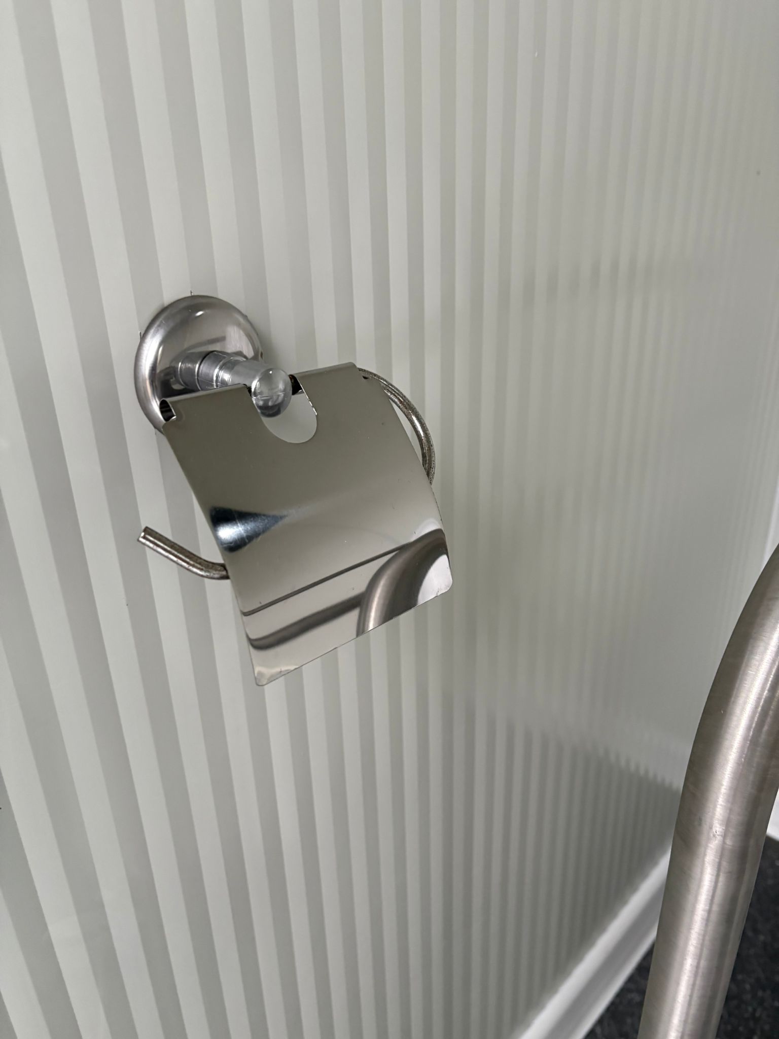 Toiletrolhouder in mobiele MIVA toiletunit