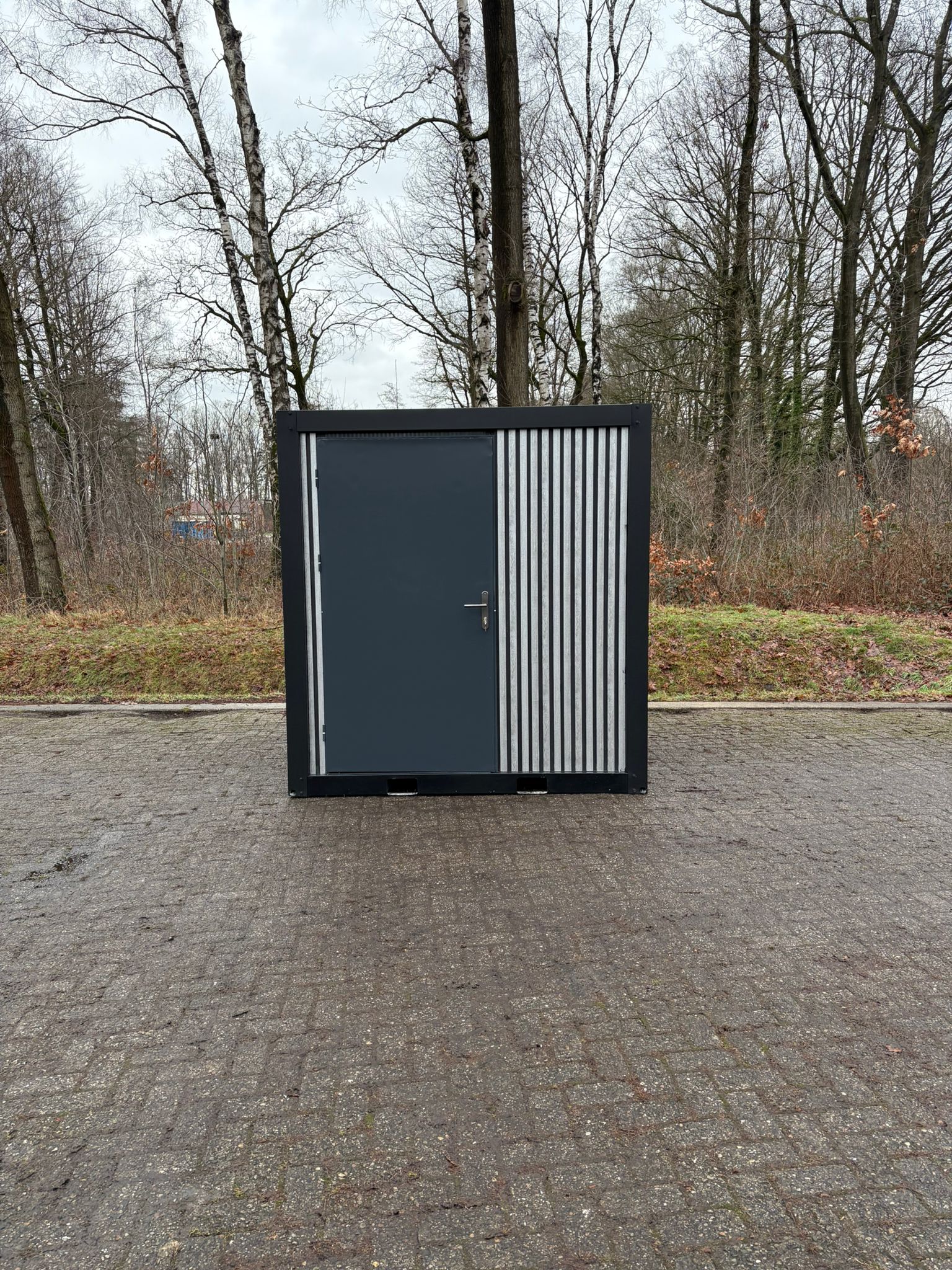 Vooraanzicht van mobiele MIVA toiletunit