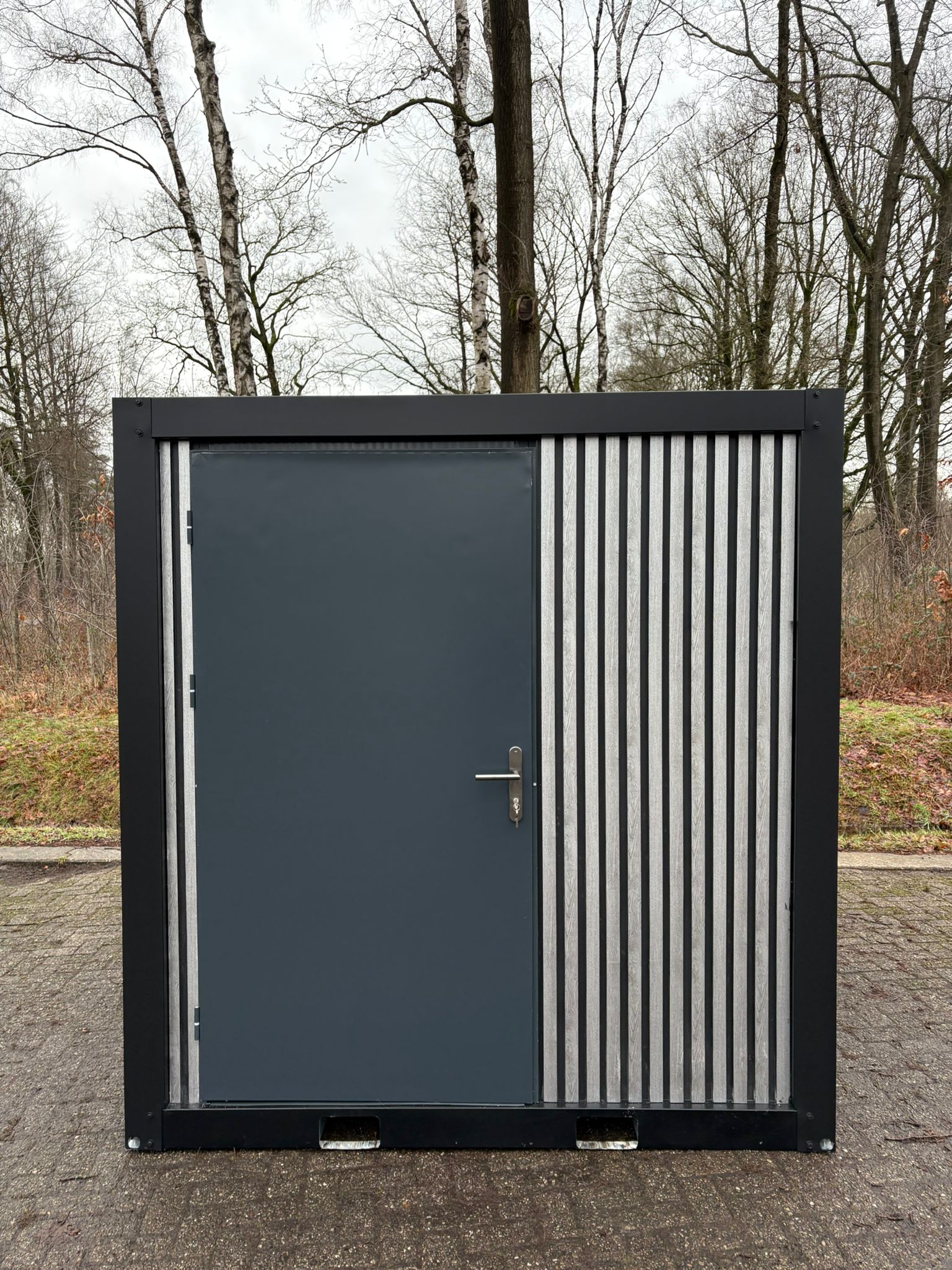 Vooraanzicht van mobiele MIVA toiletunit