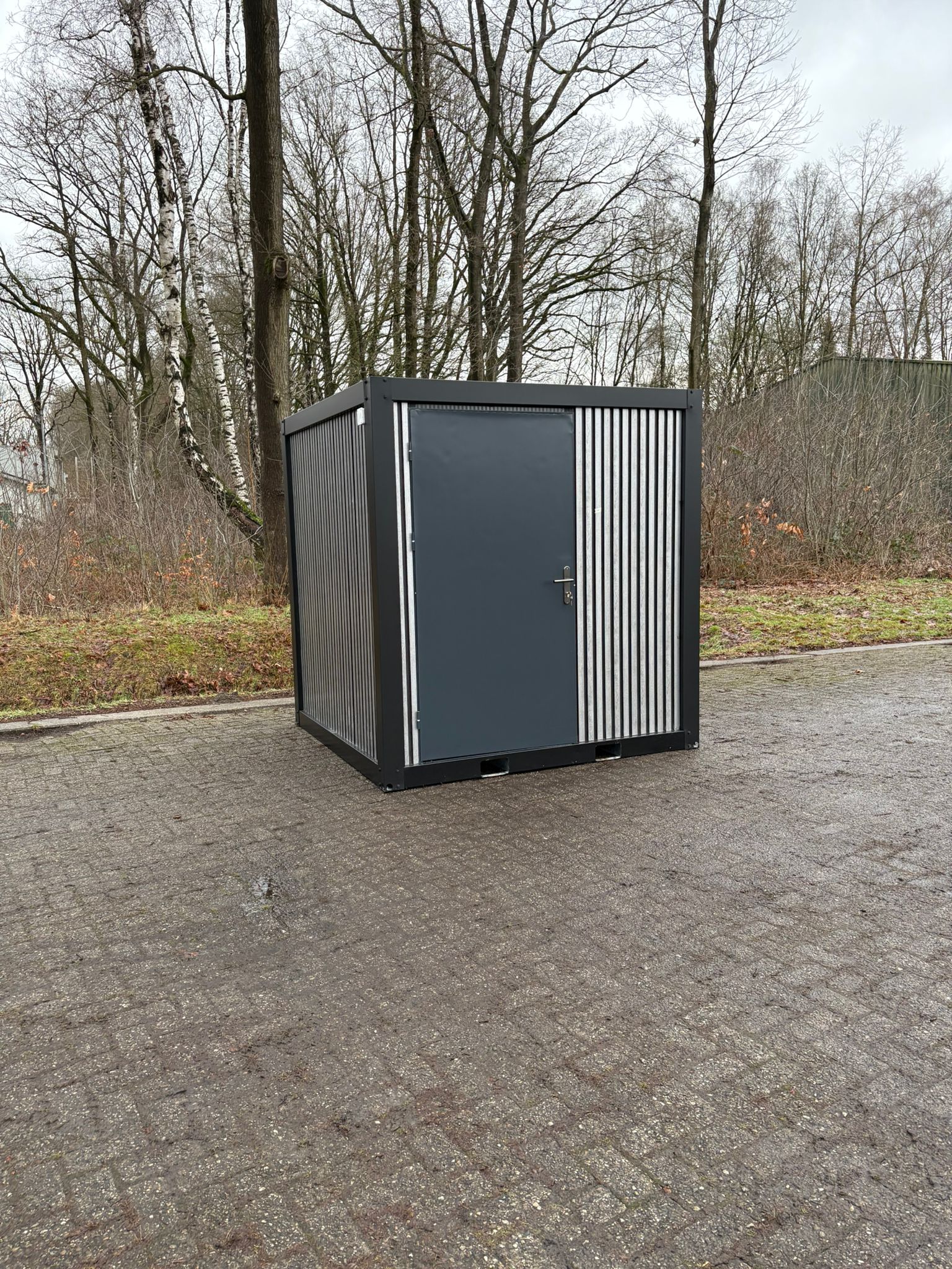 Voorzijde van mobiele MIVA toiletunit