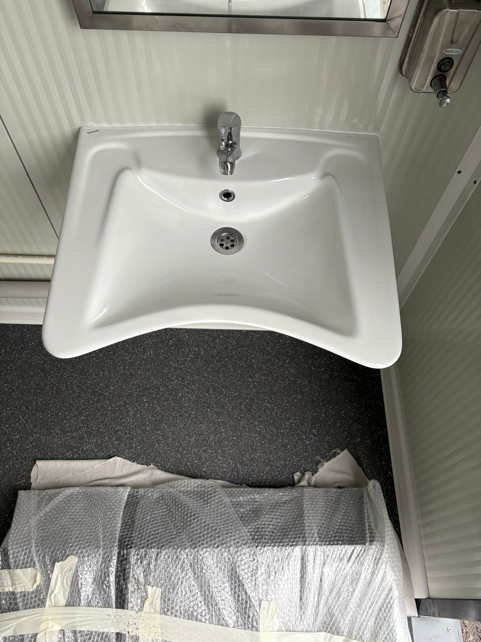 Wastafel in mobiele MIVA toiletunit