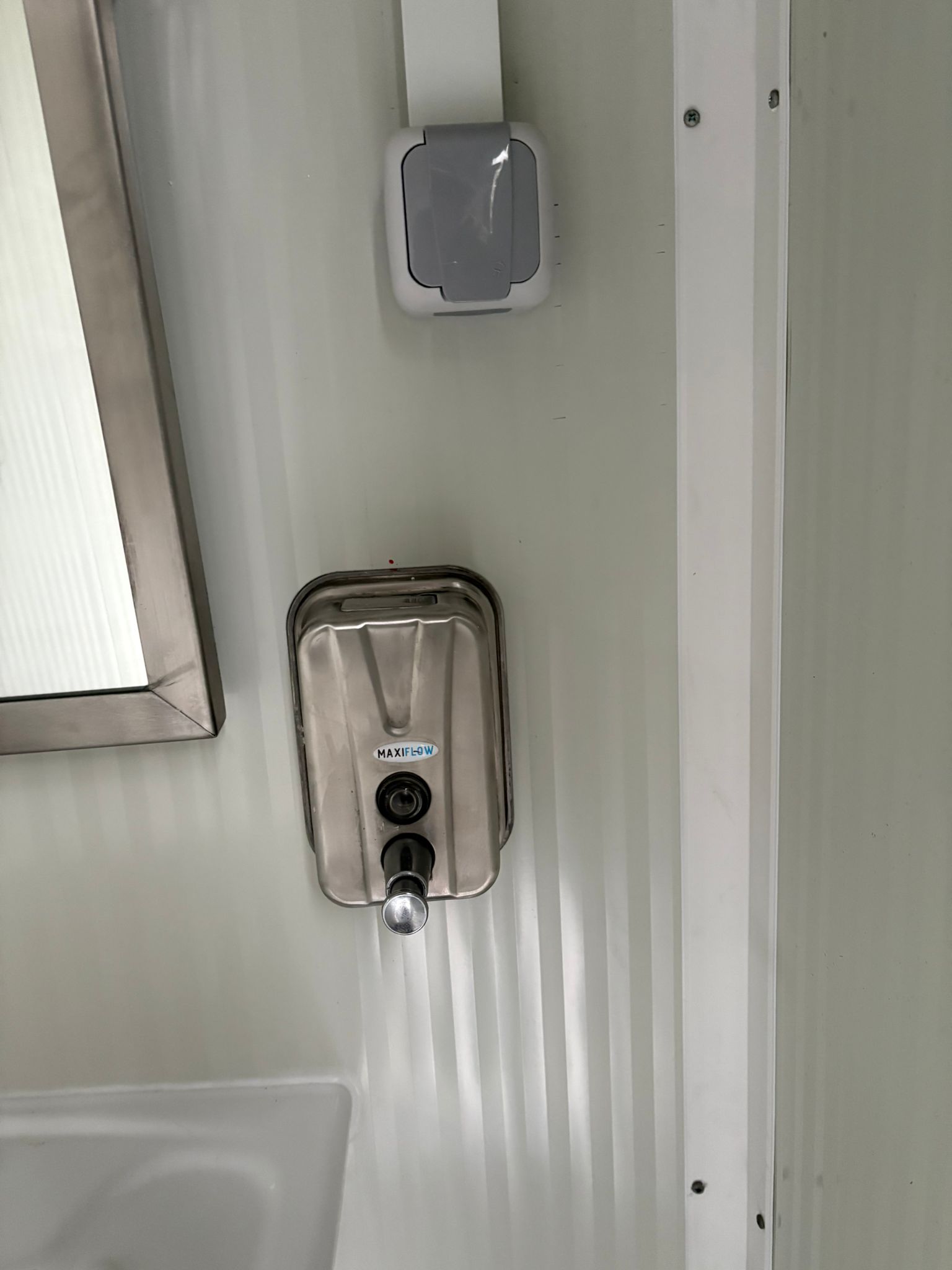 Zeepdispenser in mobiele MIVA toiletunit