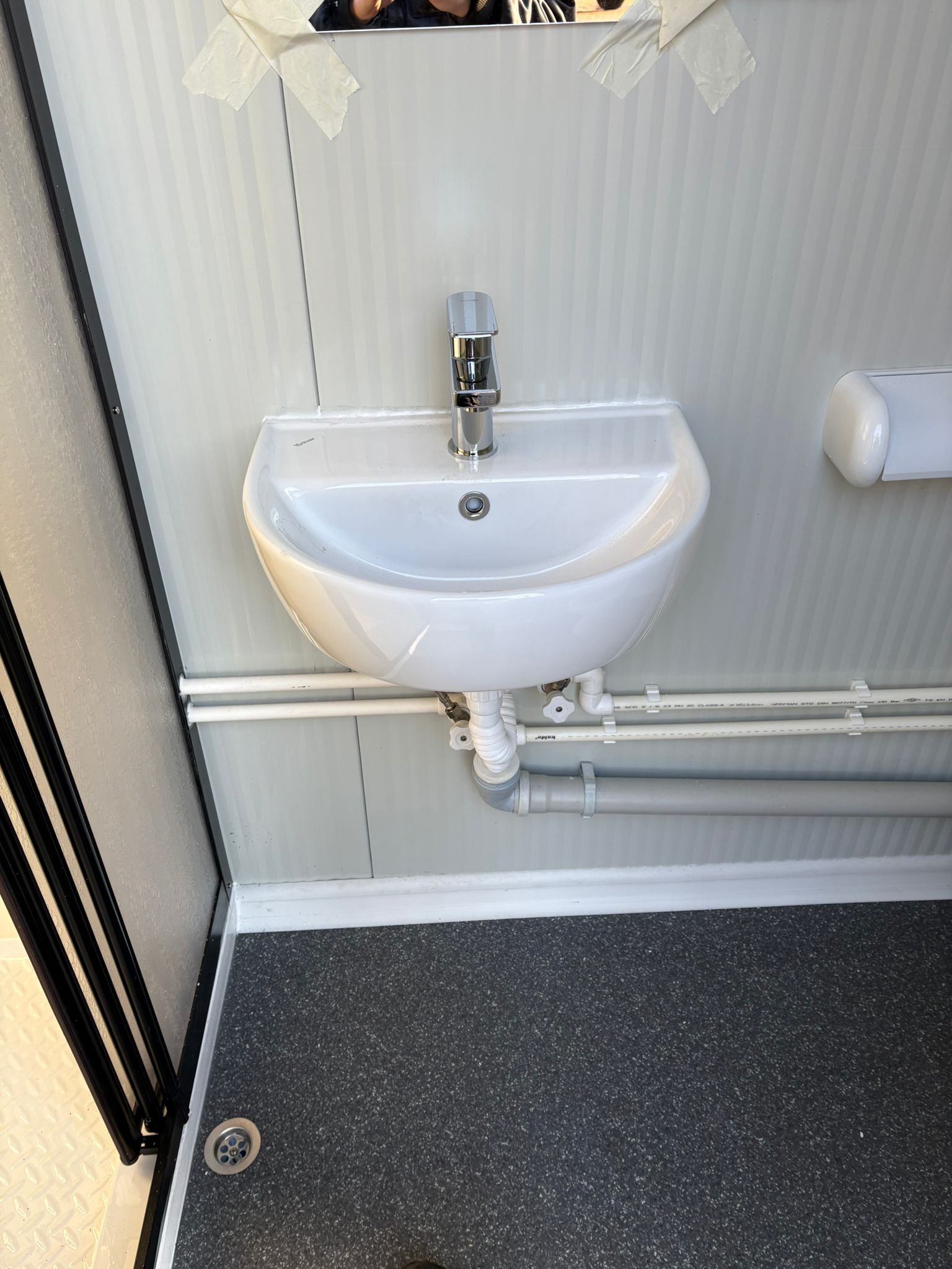 Badkamer met technische ruimte 12