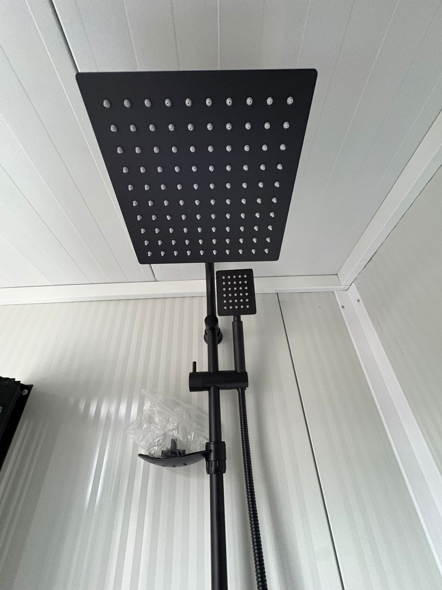 enkele_mobiele_badkamer__regendouche