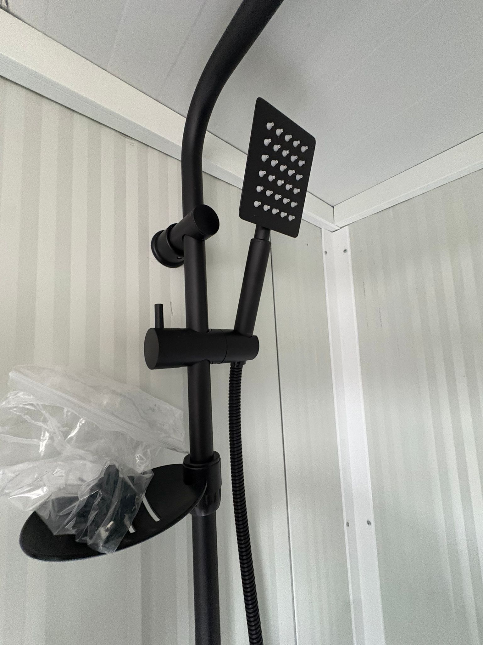 enkele_mobiele_badkamer_regendouche_stang