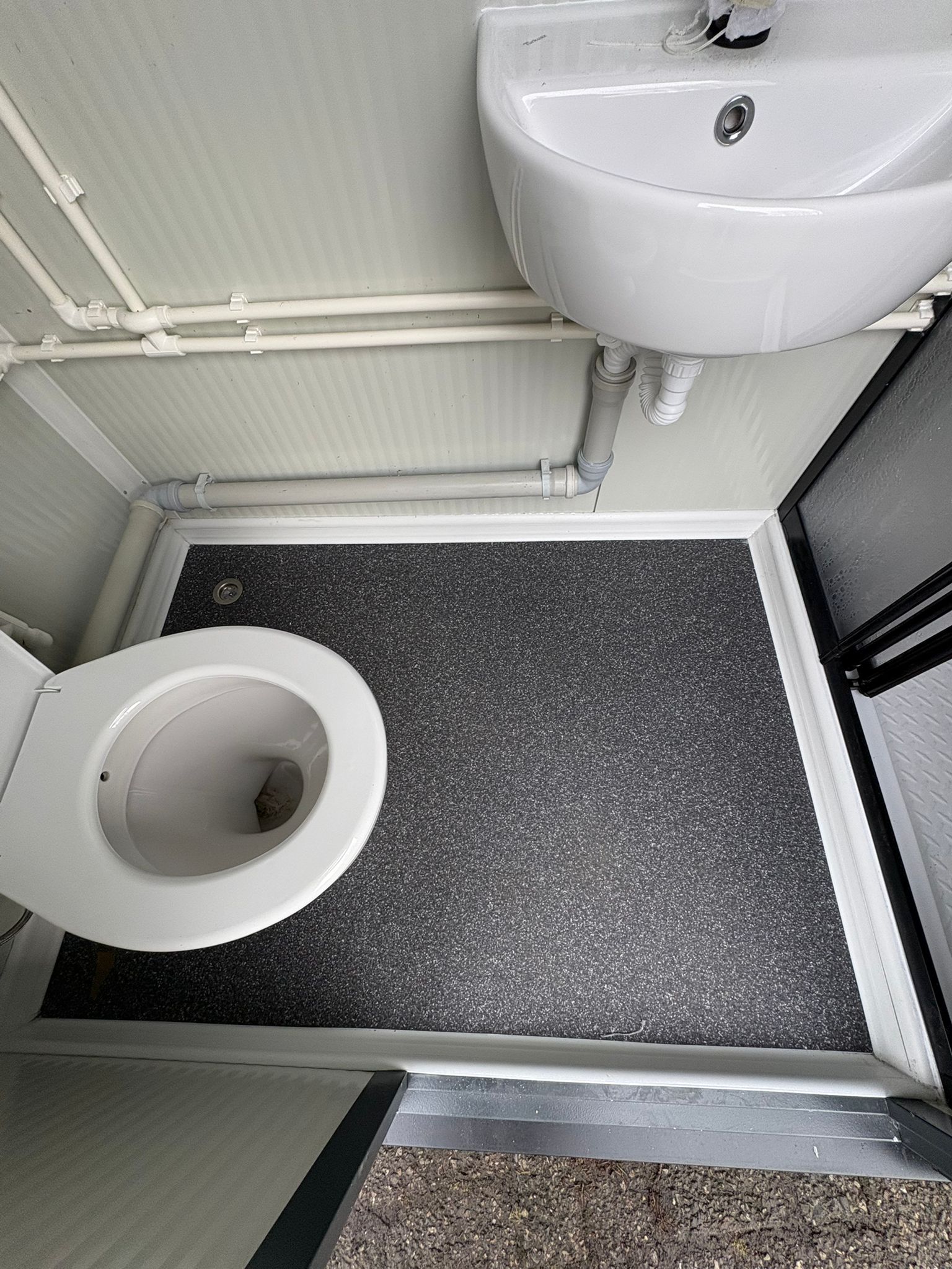 enkele_mobiele_badkamer_toiletpot