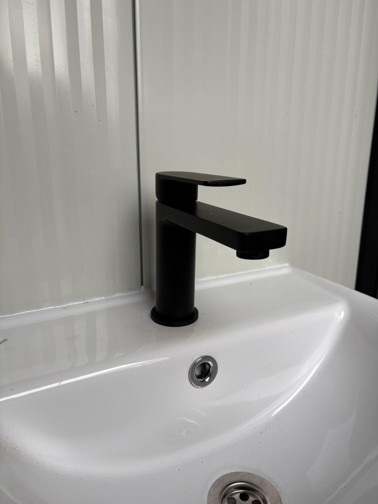 enkele_mobiele_badkamer_wasbak