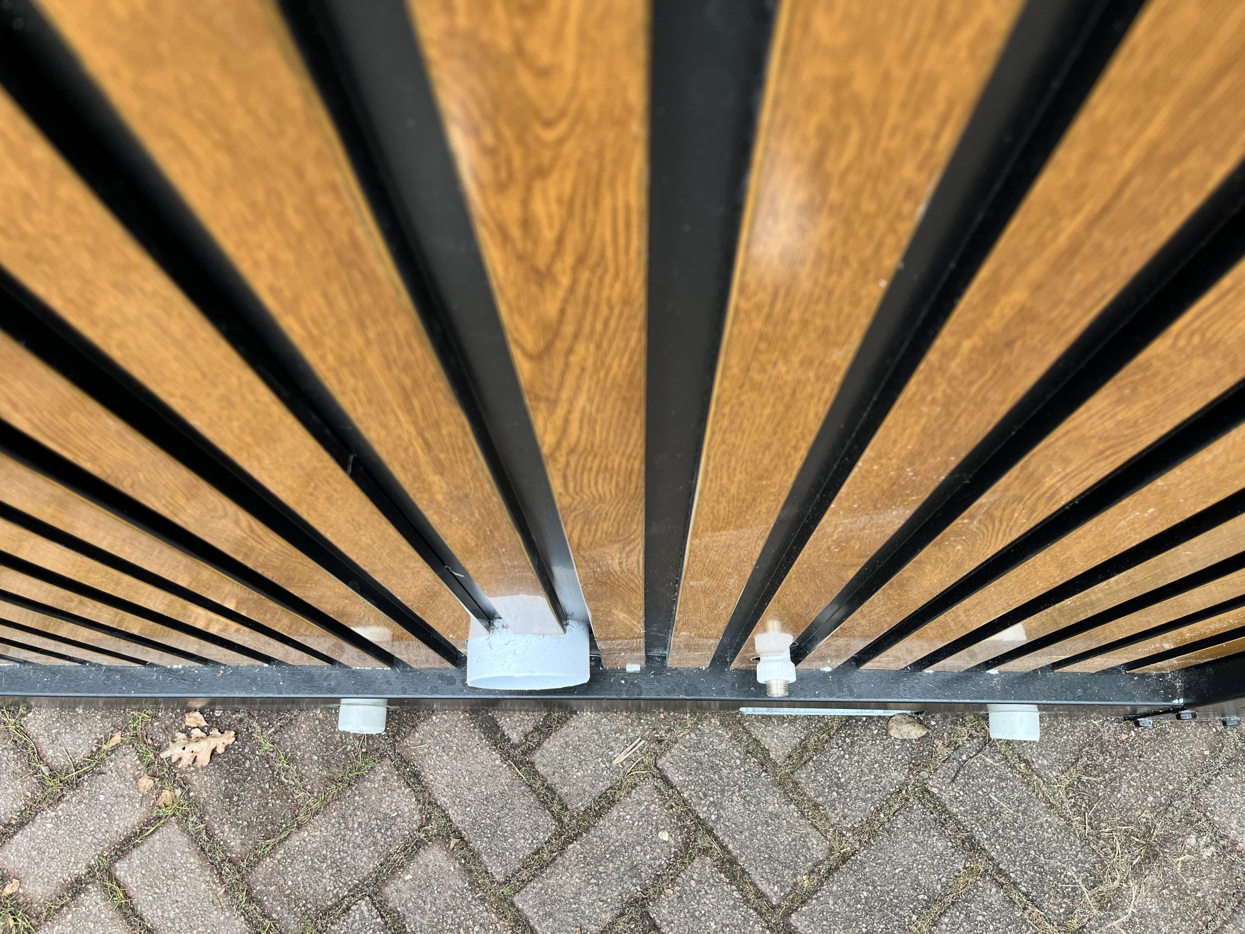 prefab toiletgebouw close-up van de aansluitingen