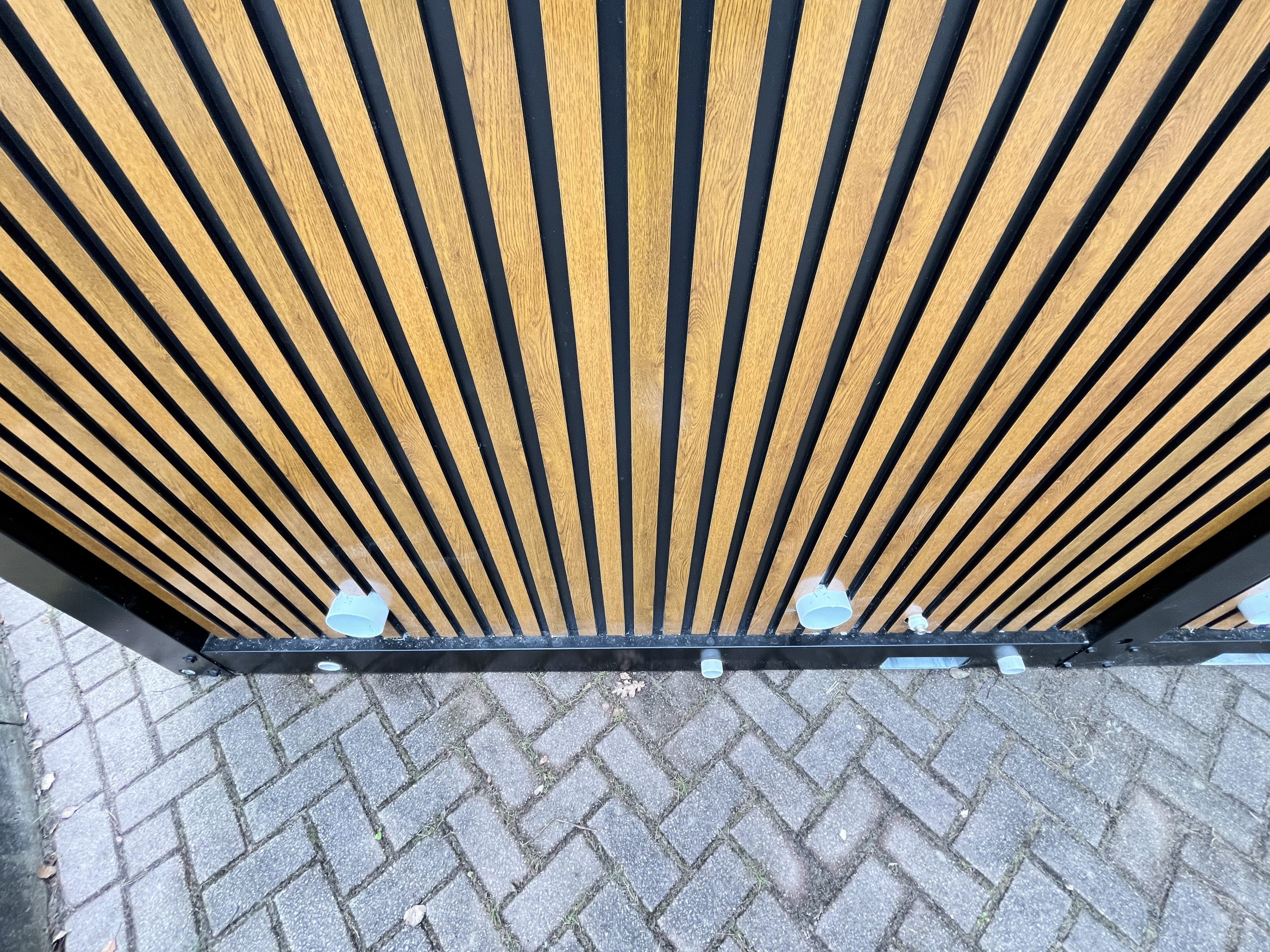 prefab toiletgebouw rioolaansluitingen en wateraansluitingen aan de achterzijde