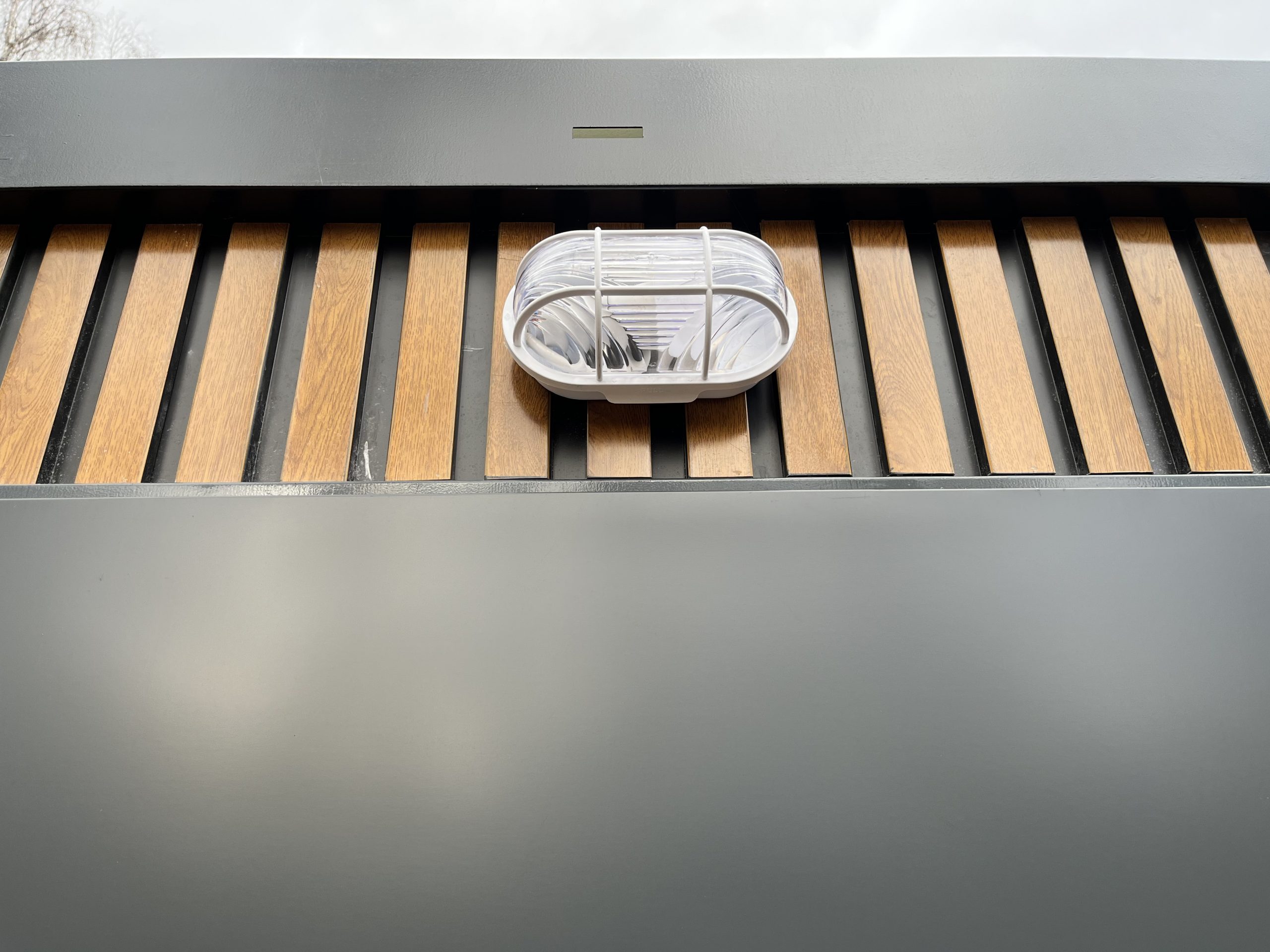 prefab toiletgebouw lamp