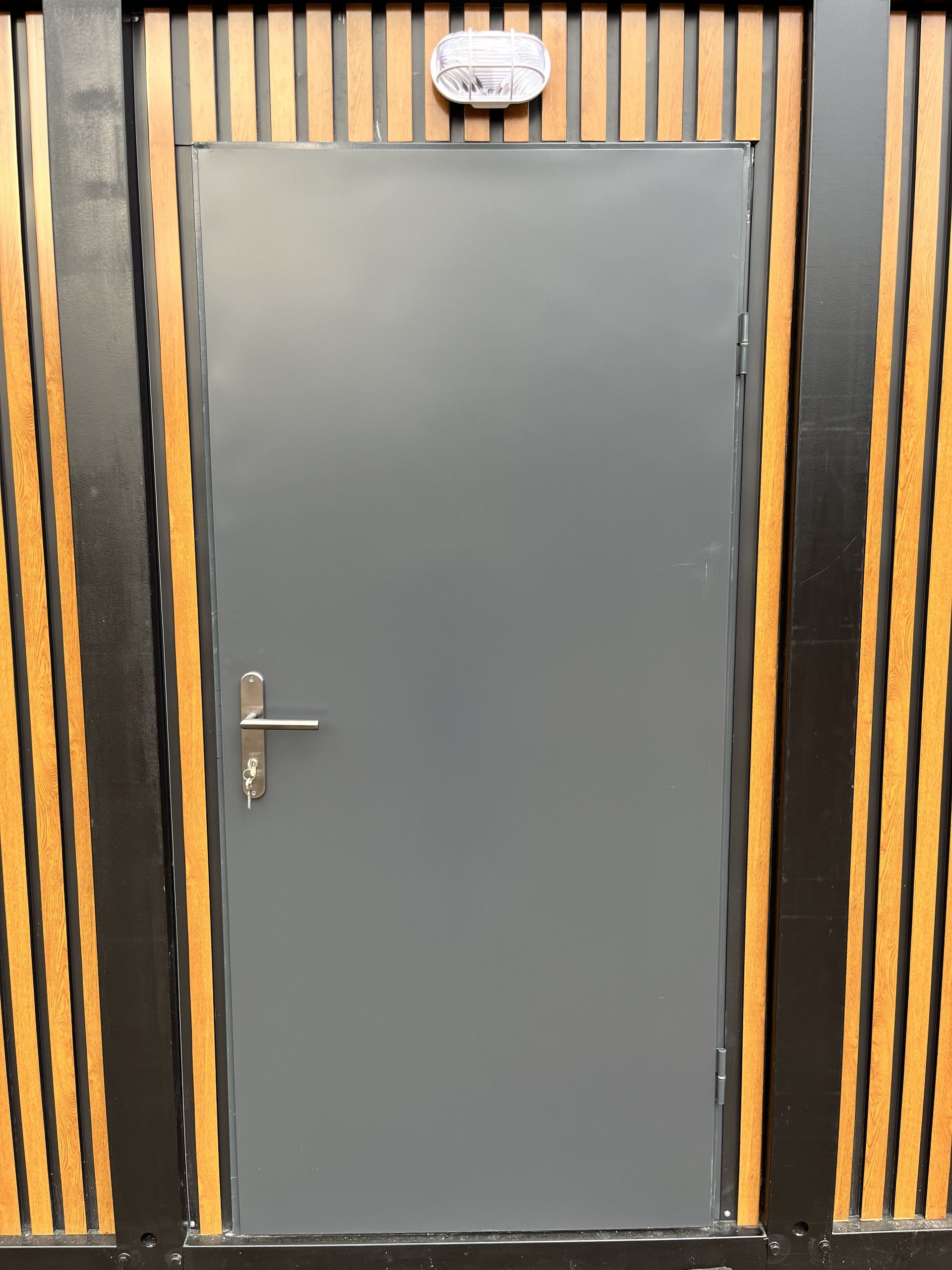 prefab toiletgebouw gesloten deur close-up