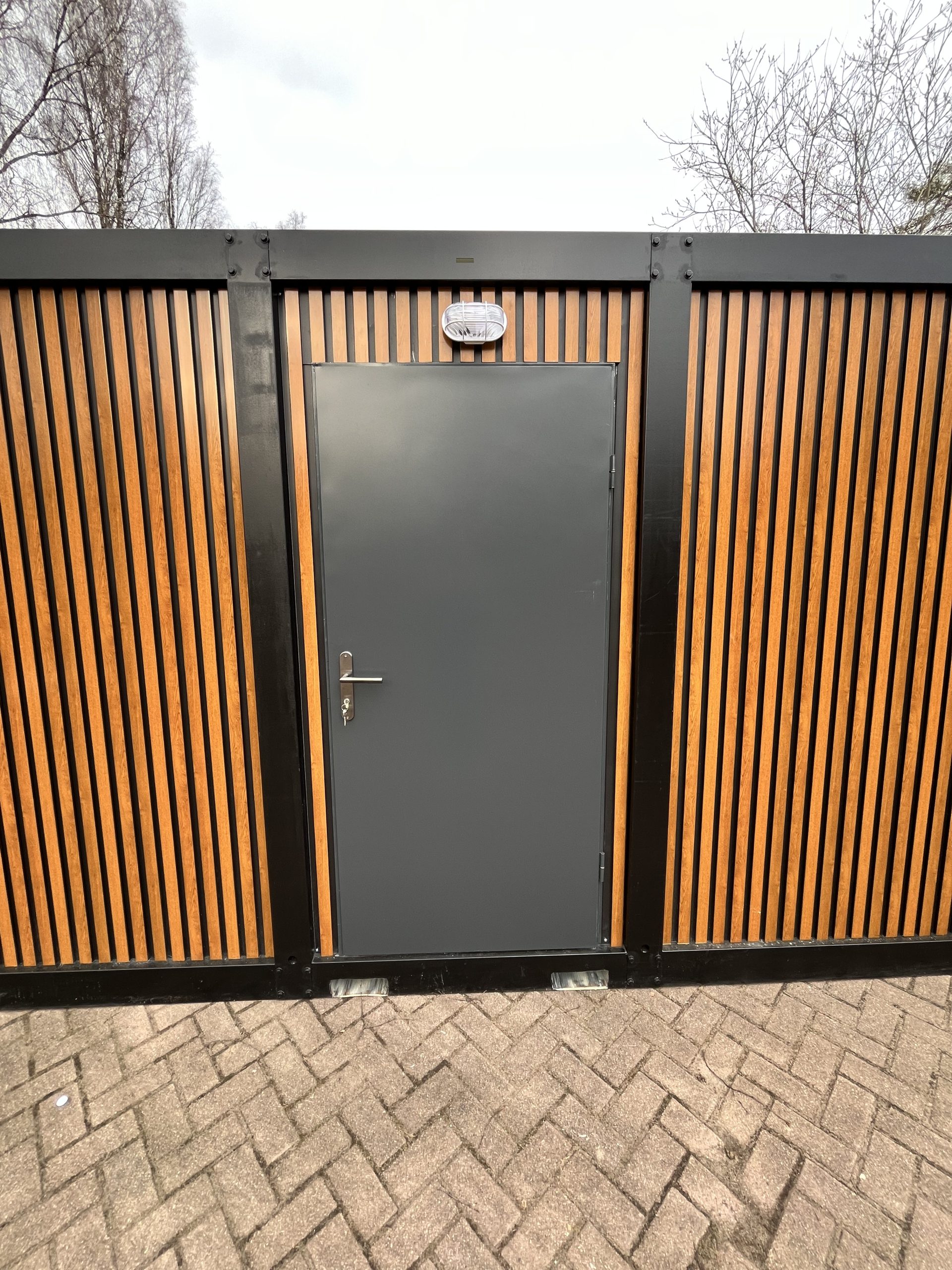 prefab toiletgebouw gesloten deur