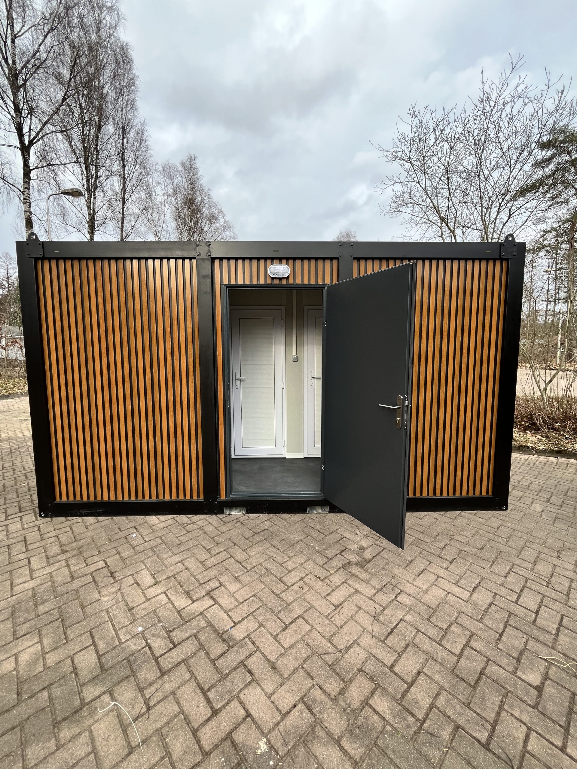 prefab toiletgebouw vooraanzicht
