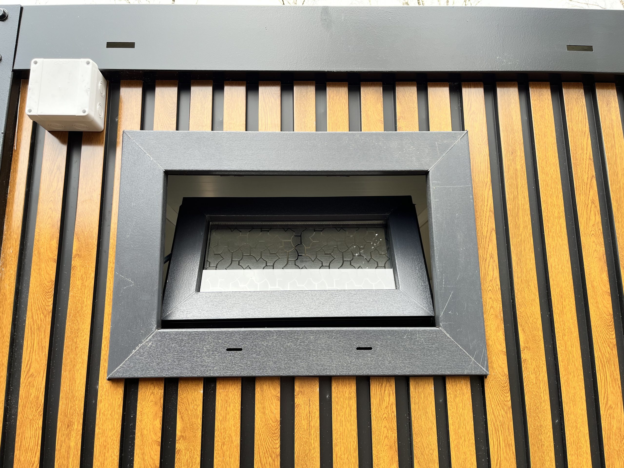 prefab toiletgebouw zijkant met lasdoos close-up