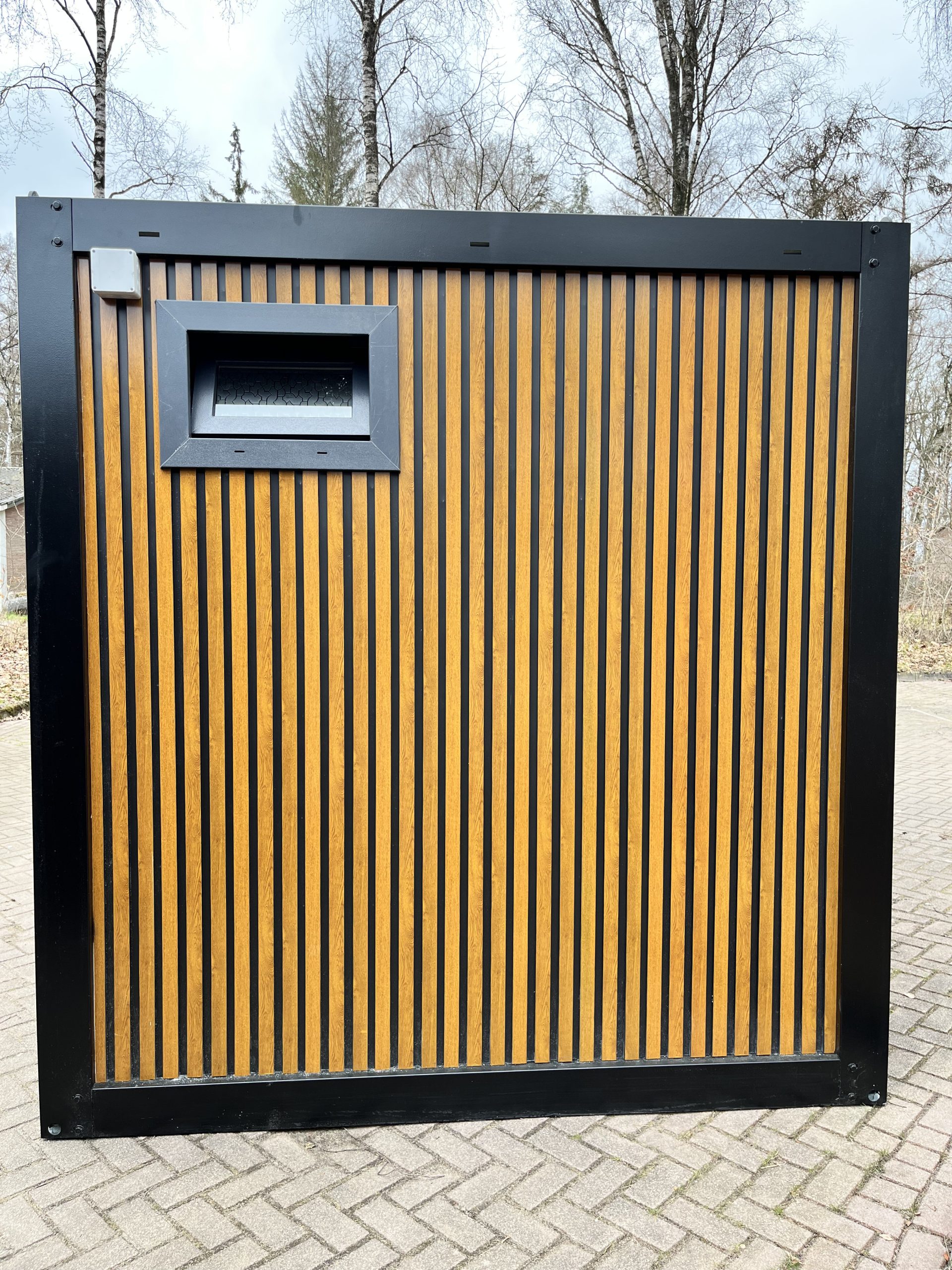 prefab toiletgebouw zijkant met lasdoos