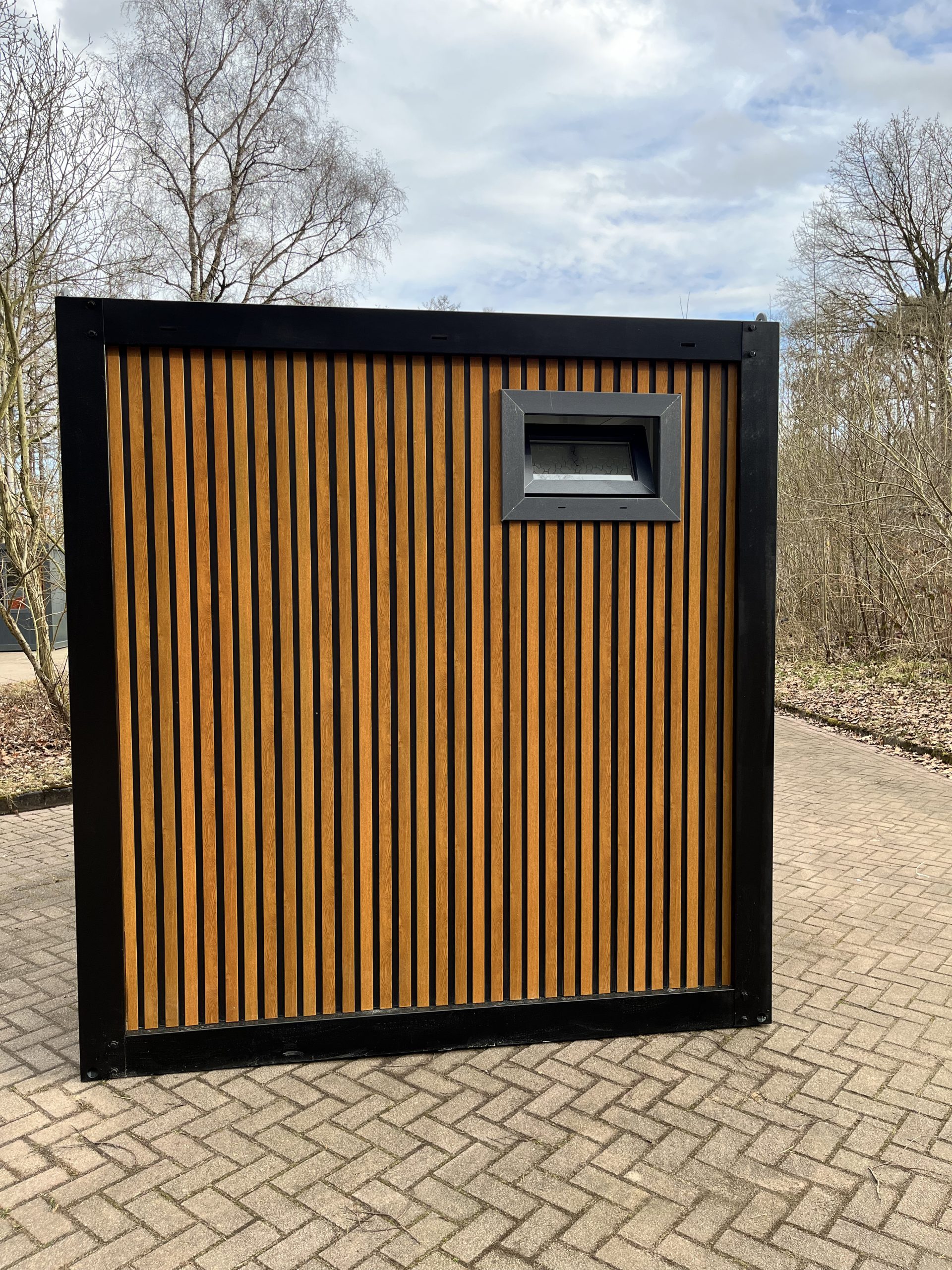 prefab toiletgebouw zijkant met geopend draaikiepraam