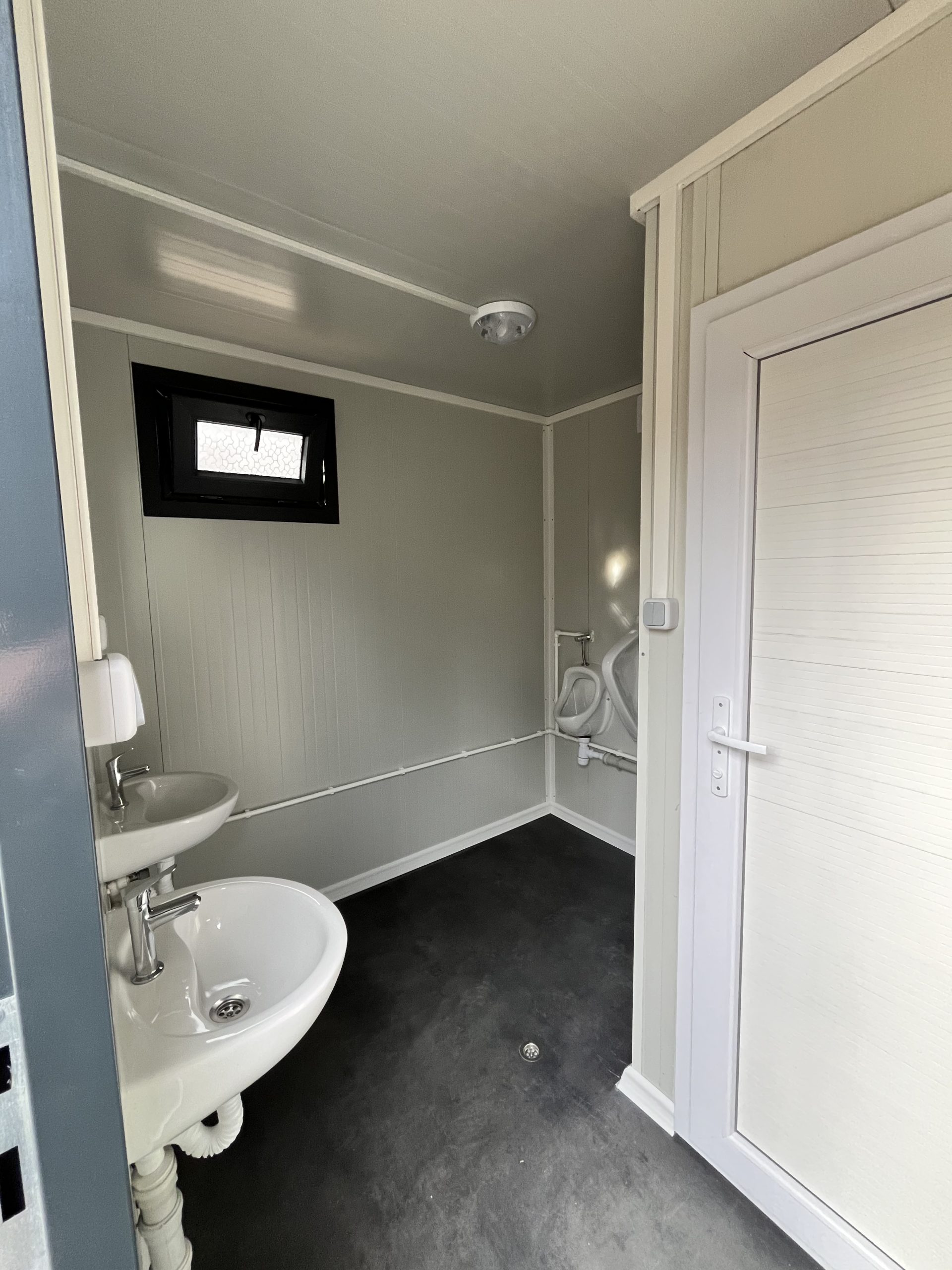 prefab toiletgebouw binnen 2