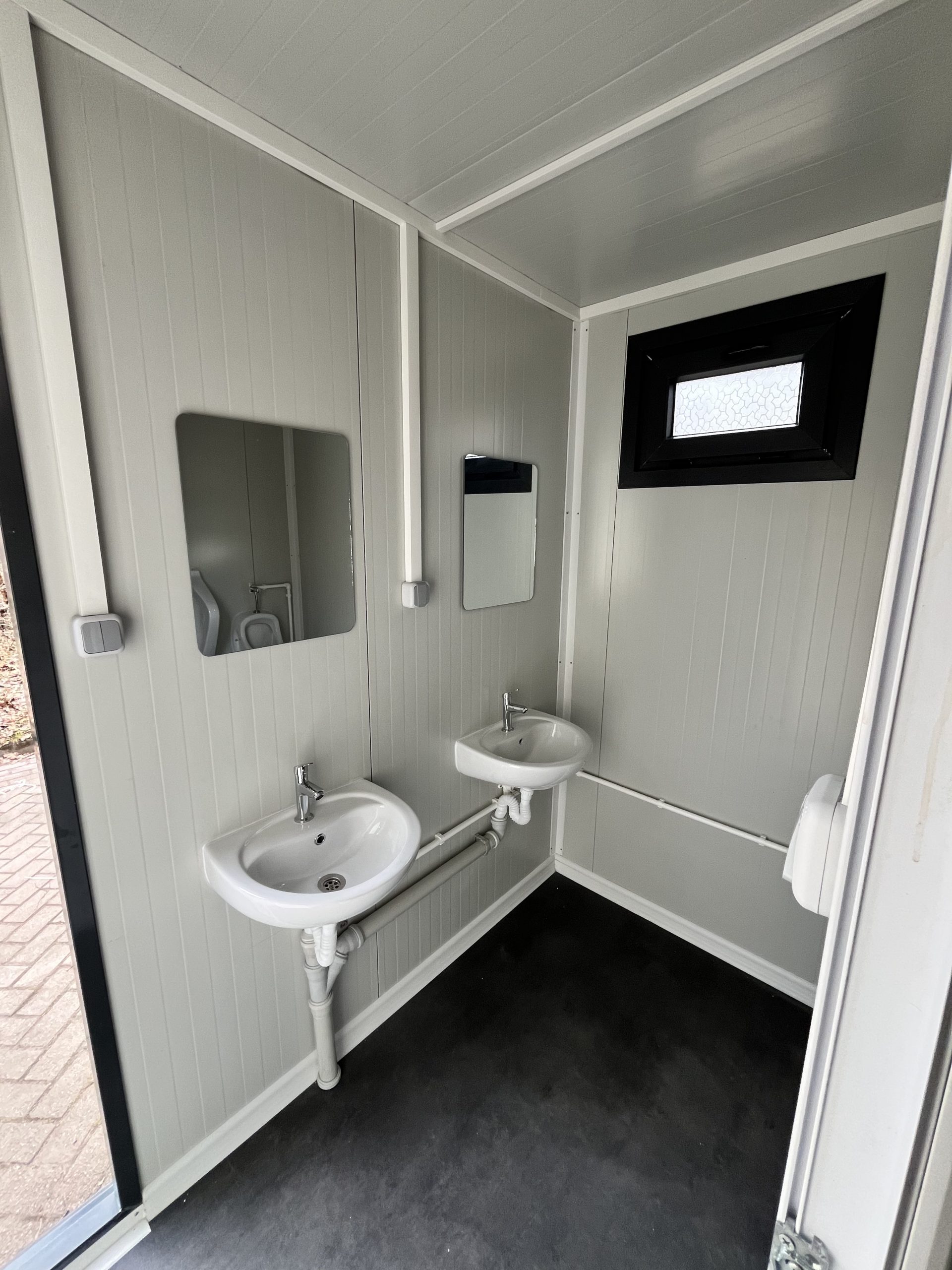prefab toiletgebouw wastafels met spiegel en draaikiepraam