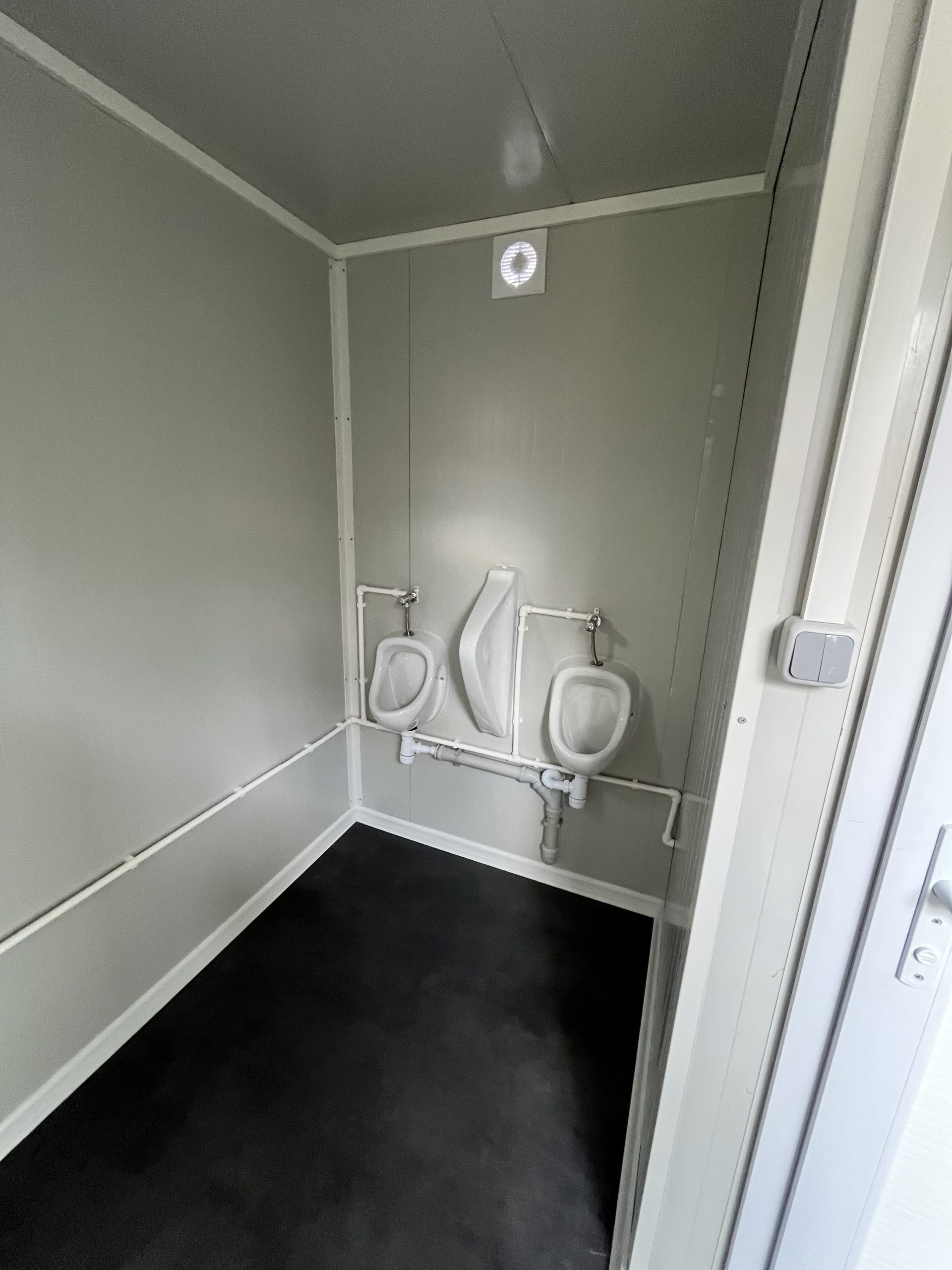 prefab toiletgebouw urinoirs samen