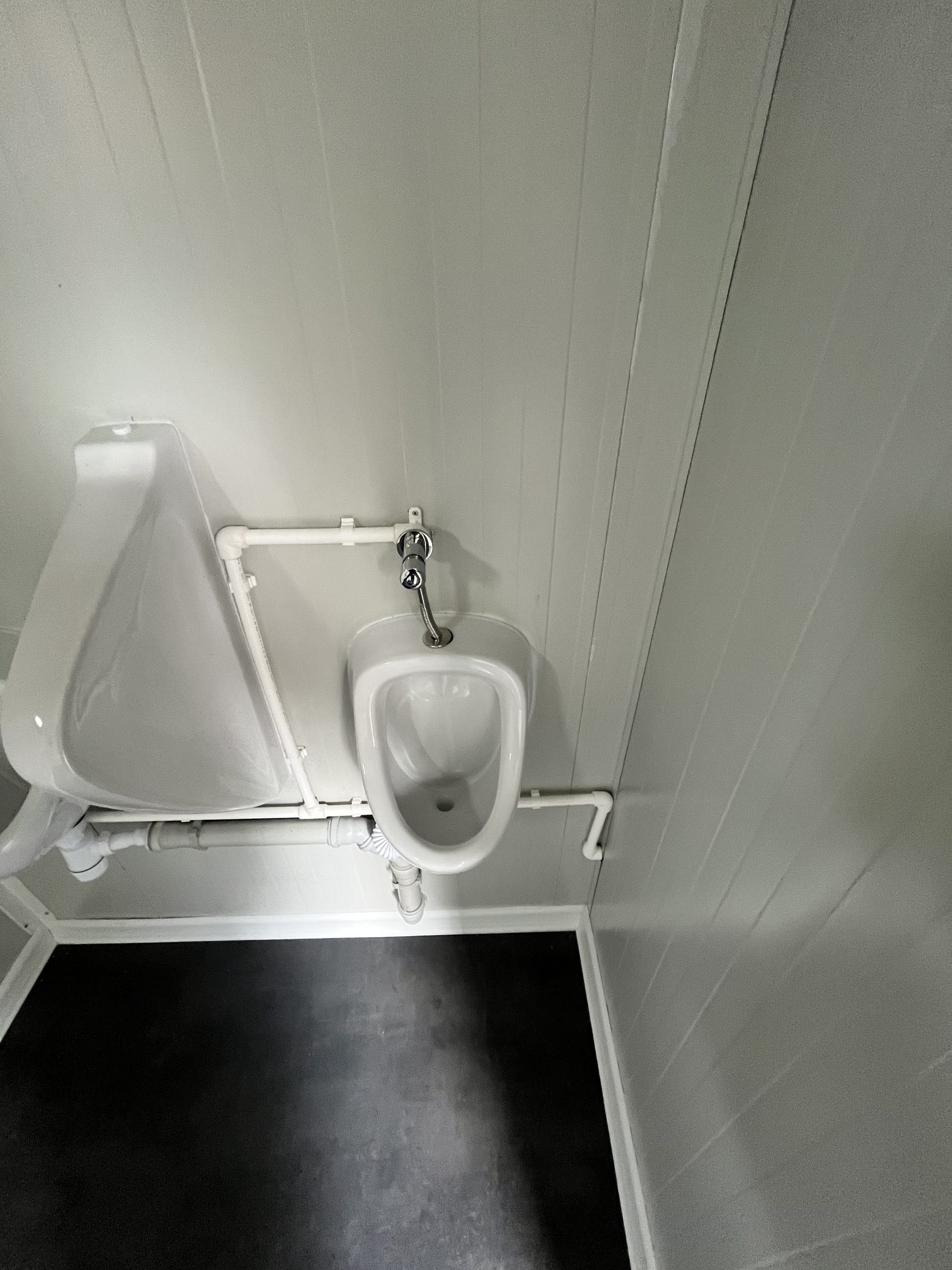 prefab toiletgebouw urinoir close-up