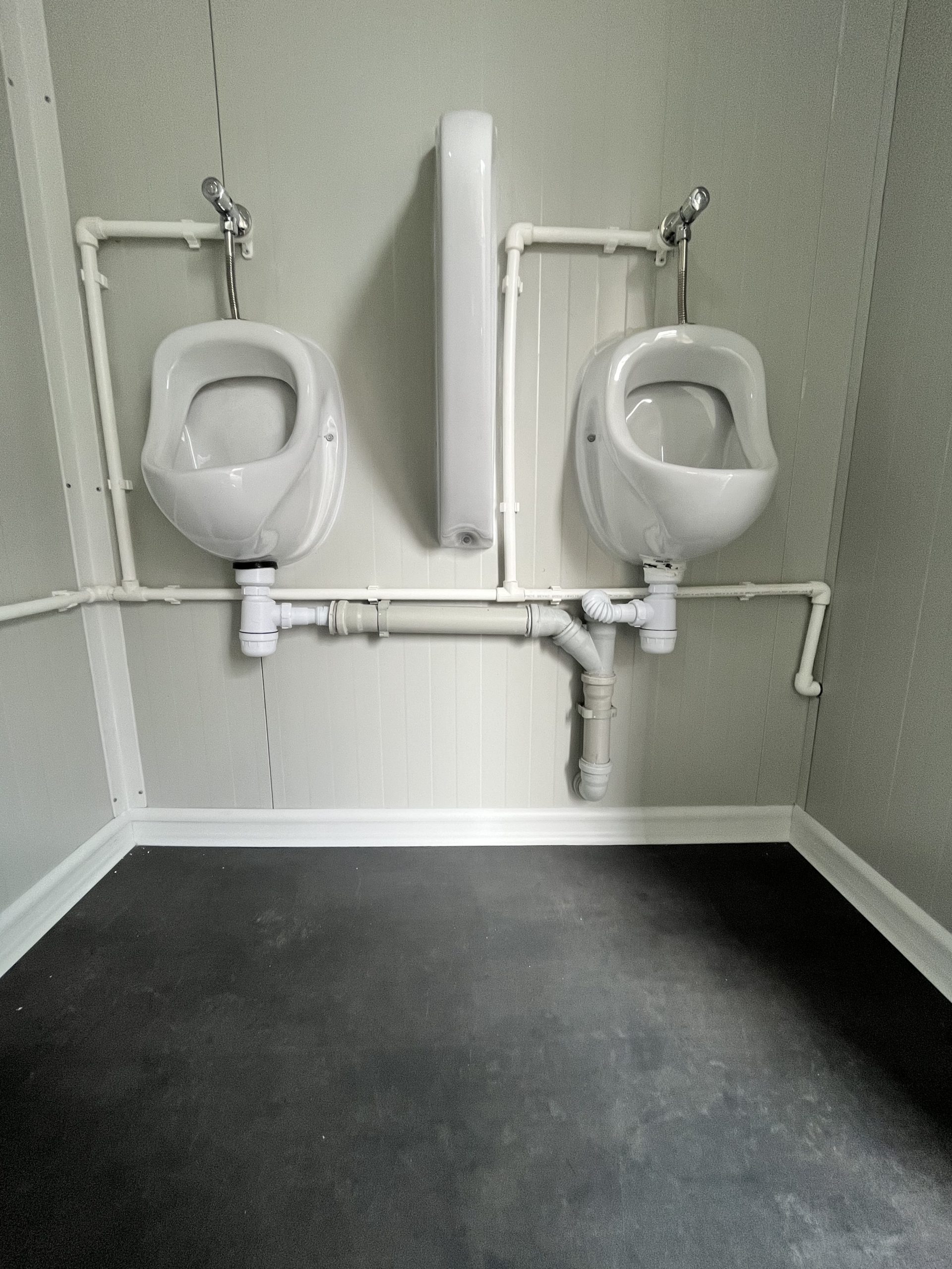 prefab toiletgebouw urinoir aansluitingen