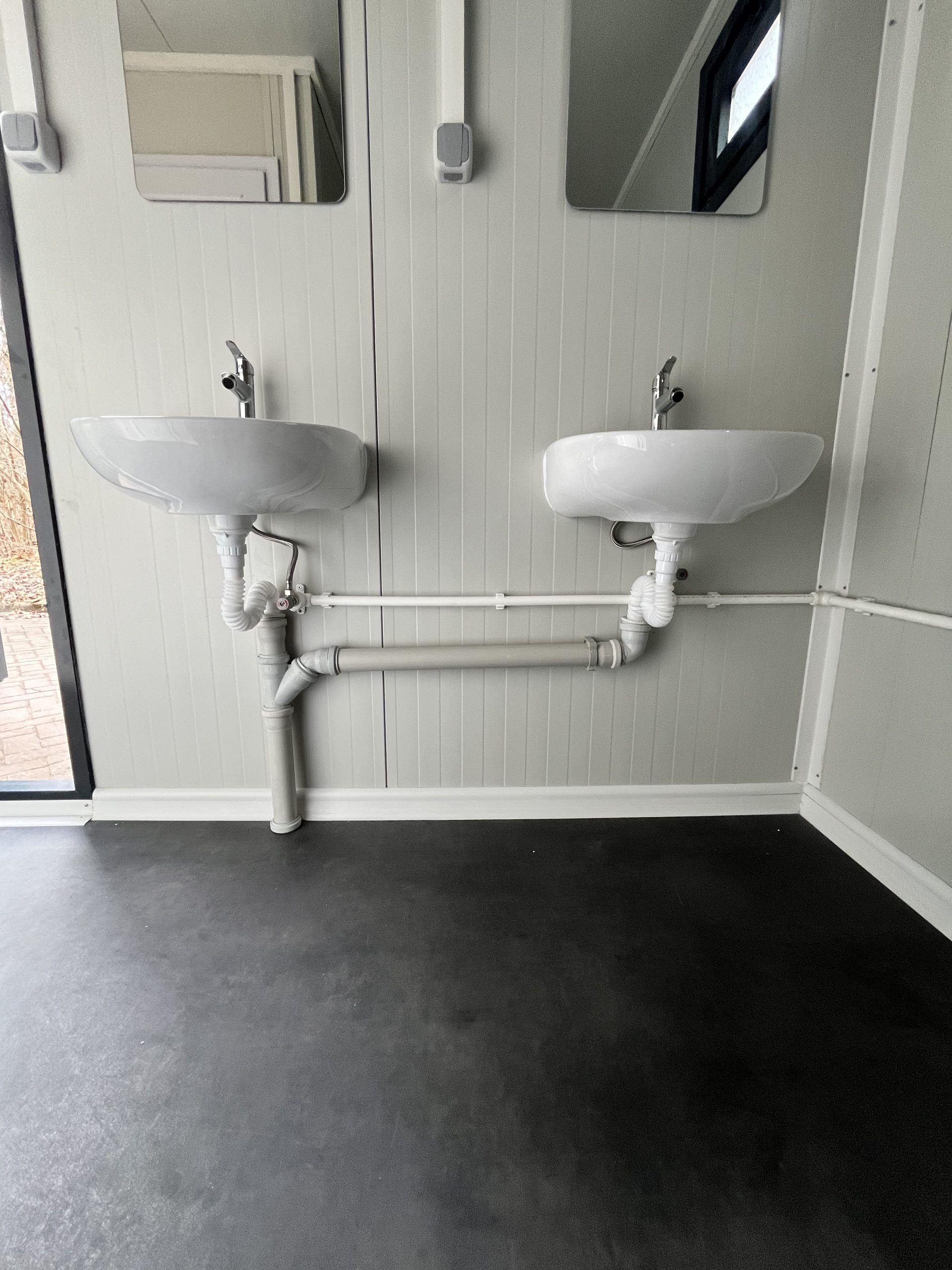 prefab toiletgebouw aansluitingen wastafels
