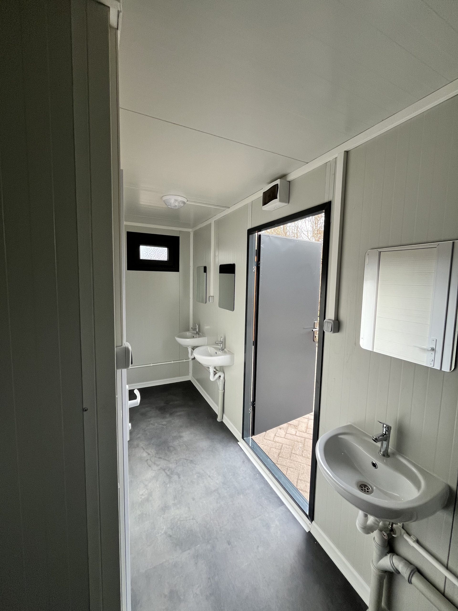 prefab toiletgebouw binnenaanzicht 4