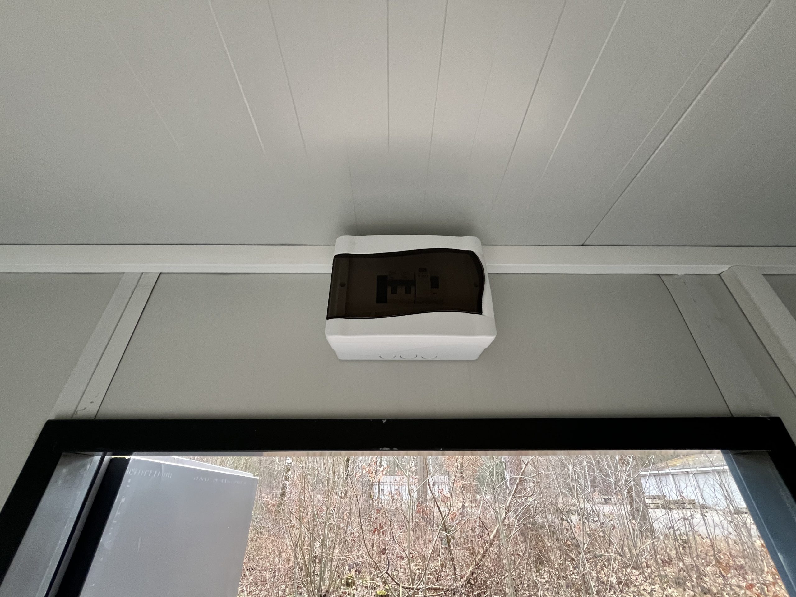 prefab toiletgebouw groepenkast boven de deur