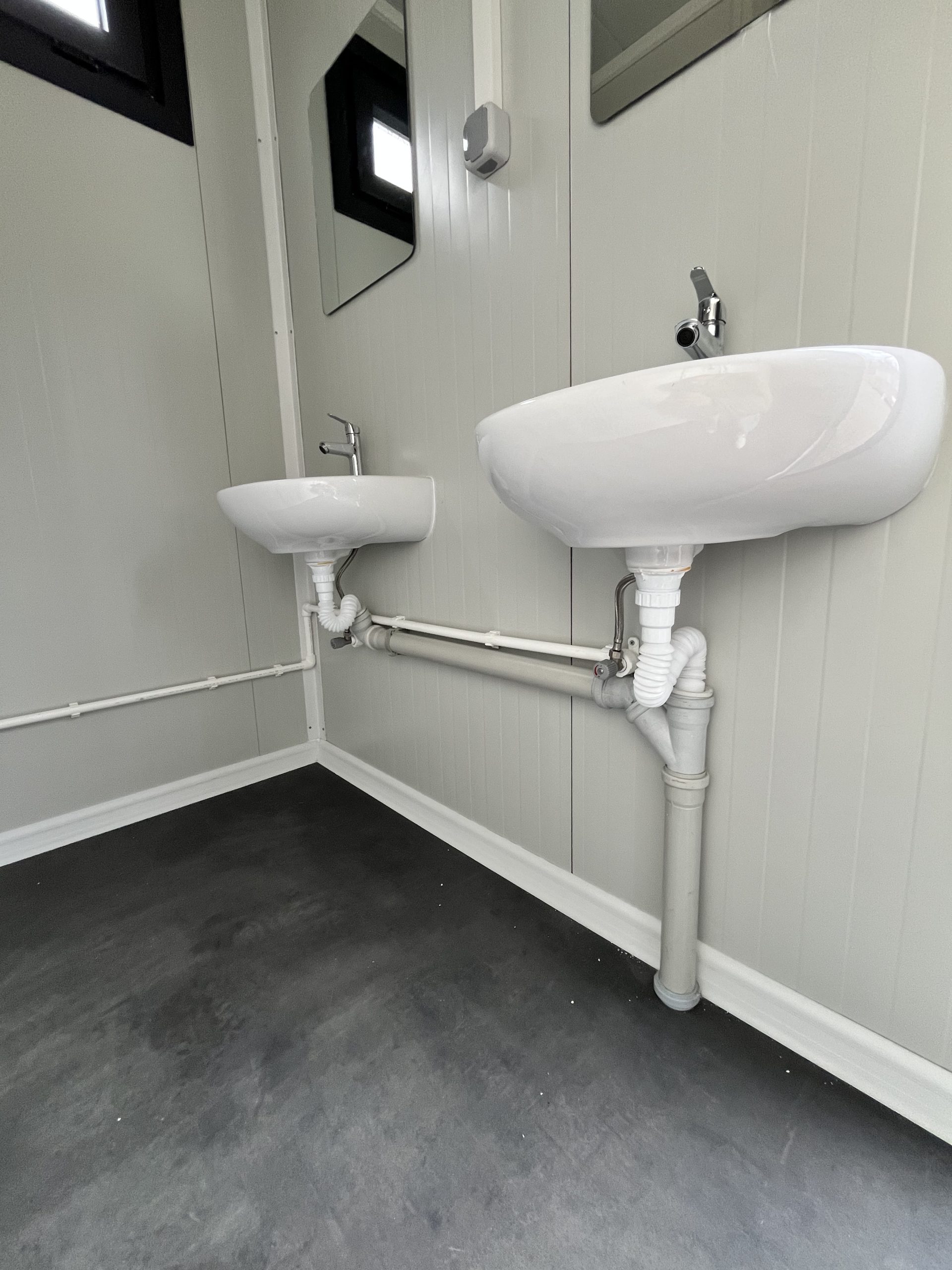 prefab toiletgebouw aansluitingen wastafels