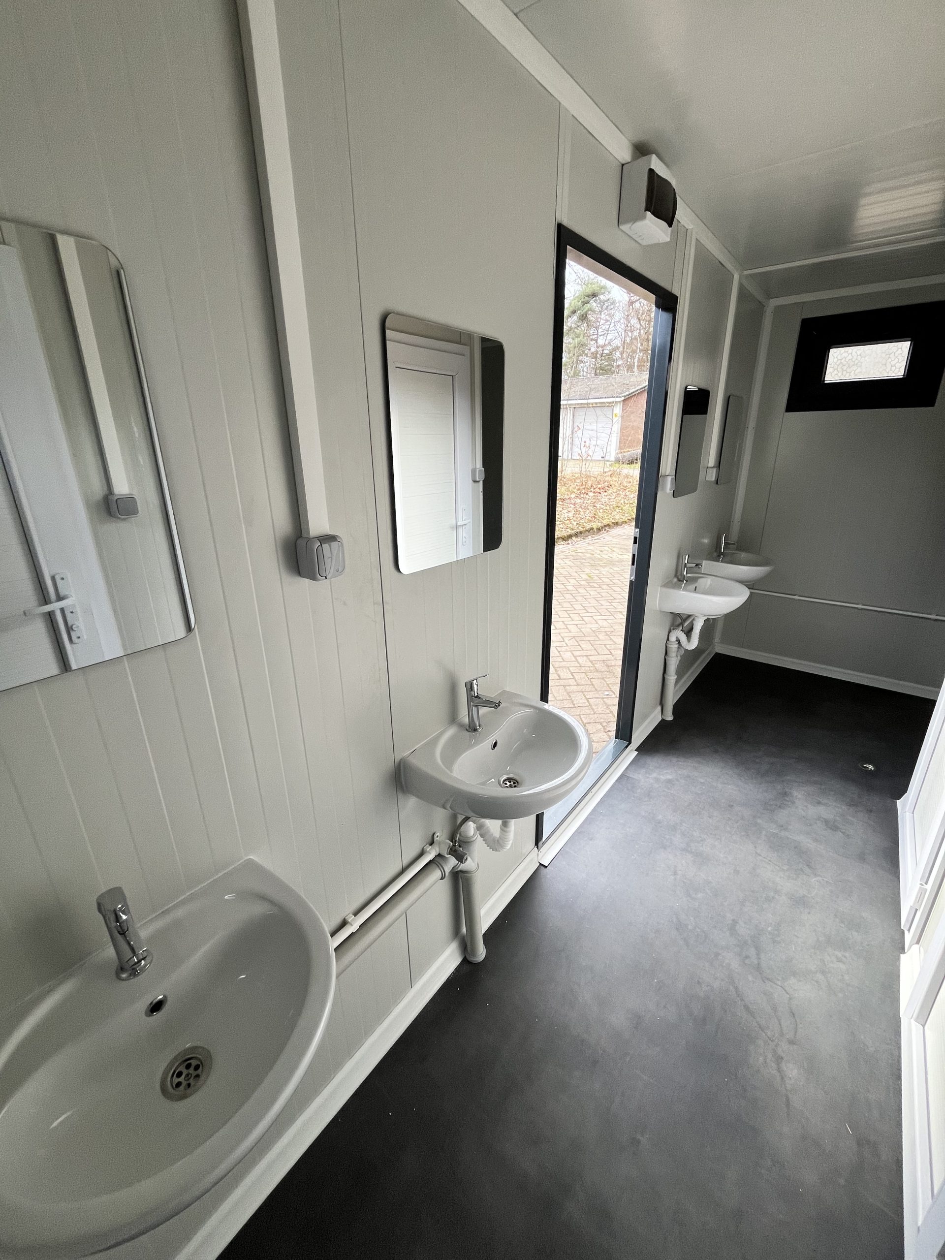 prefab toiletgebouw aanzicht binnen 2