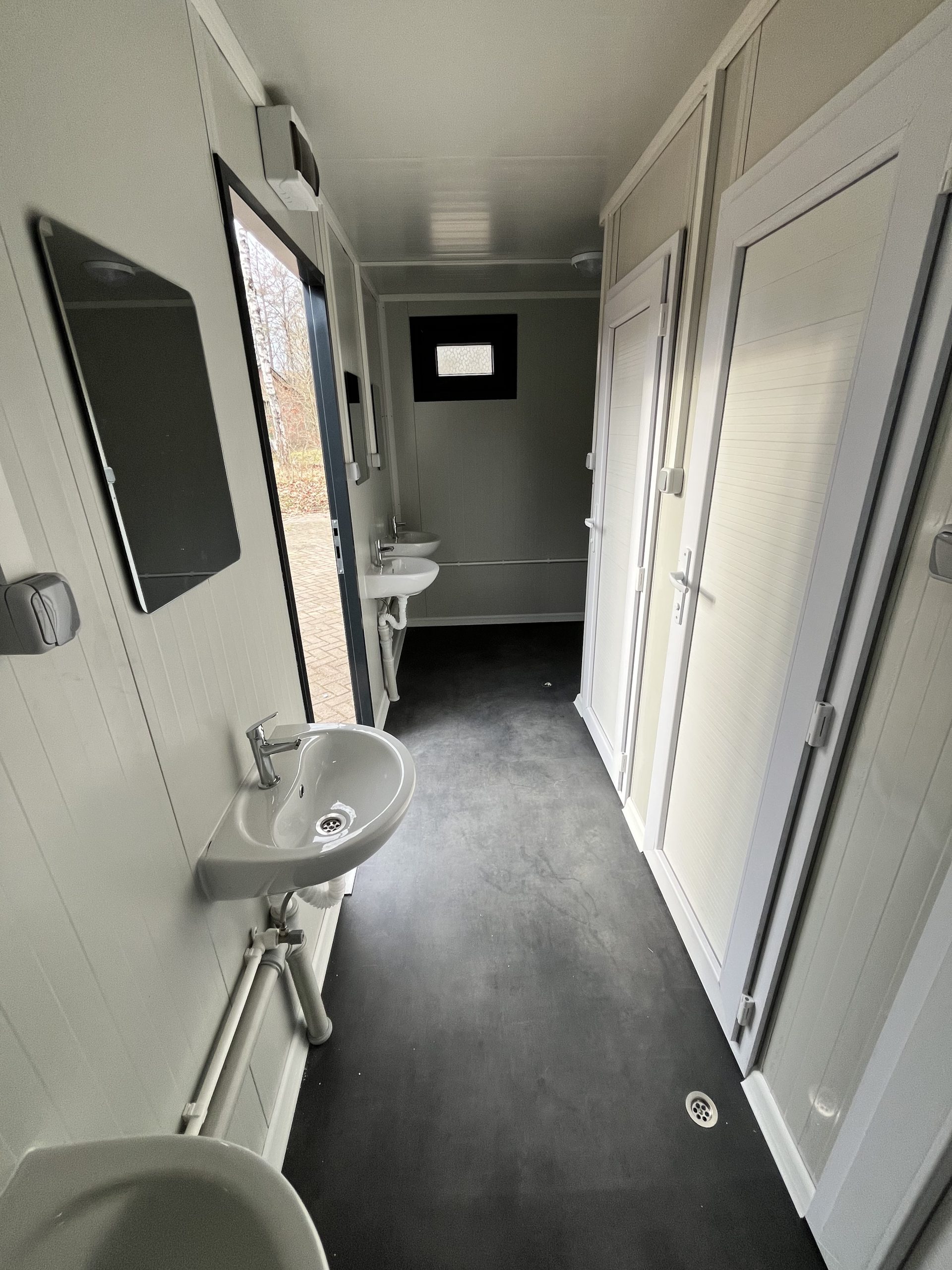 prefab toiletgebouw aanzicht binnen