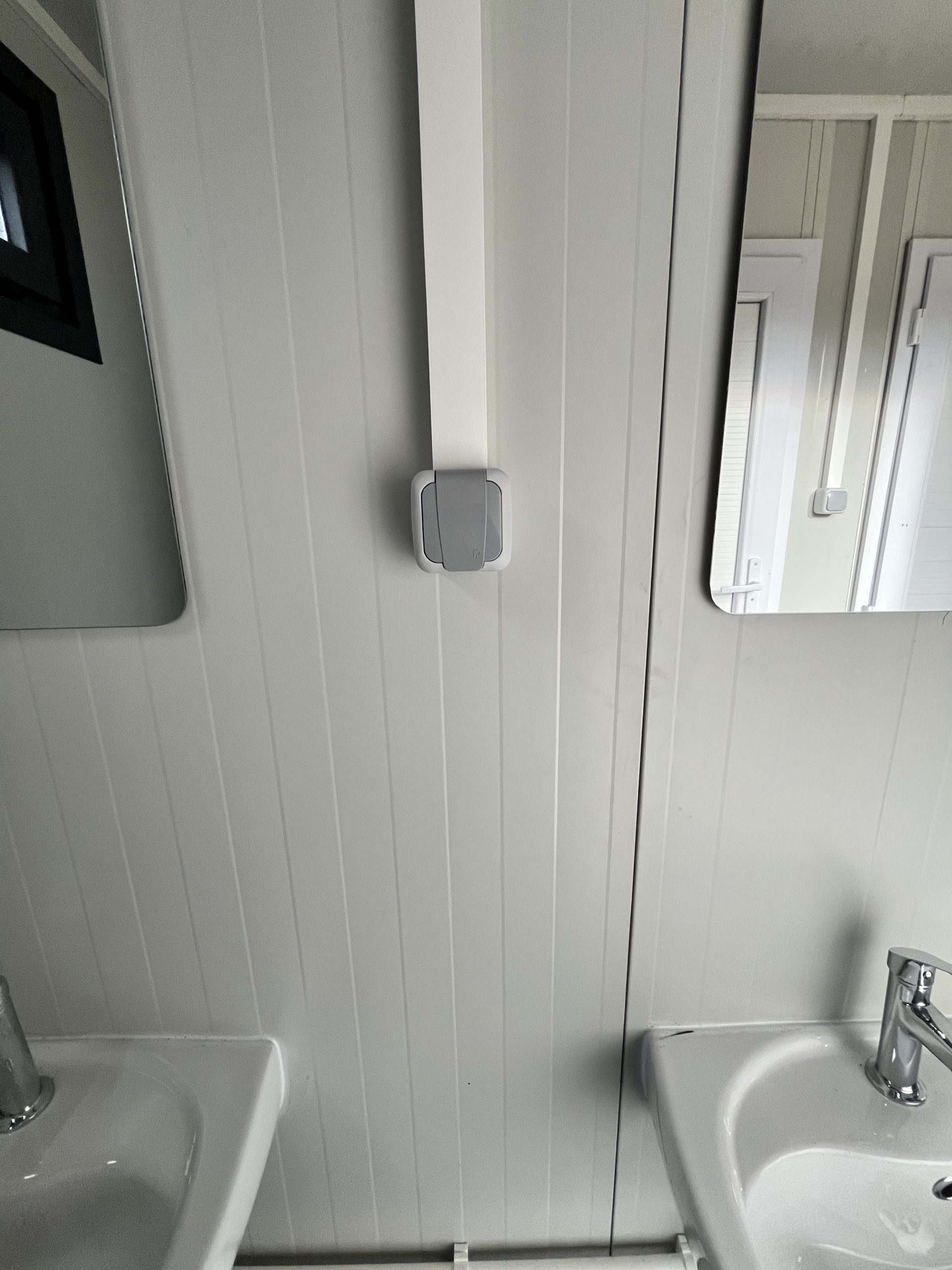 prefab toiletgebouw wandcontactdoos bij wastafels