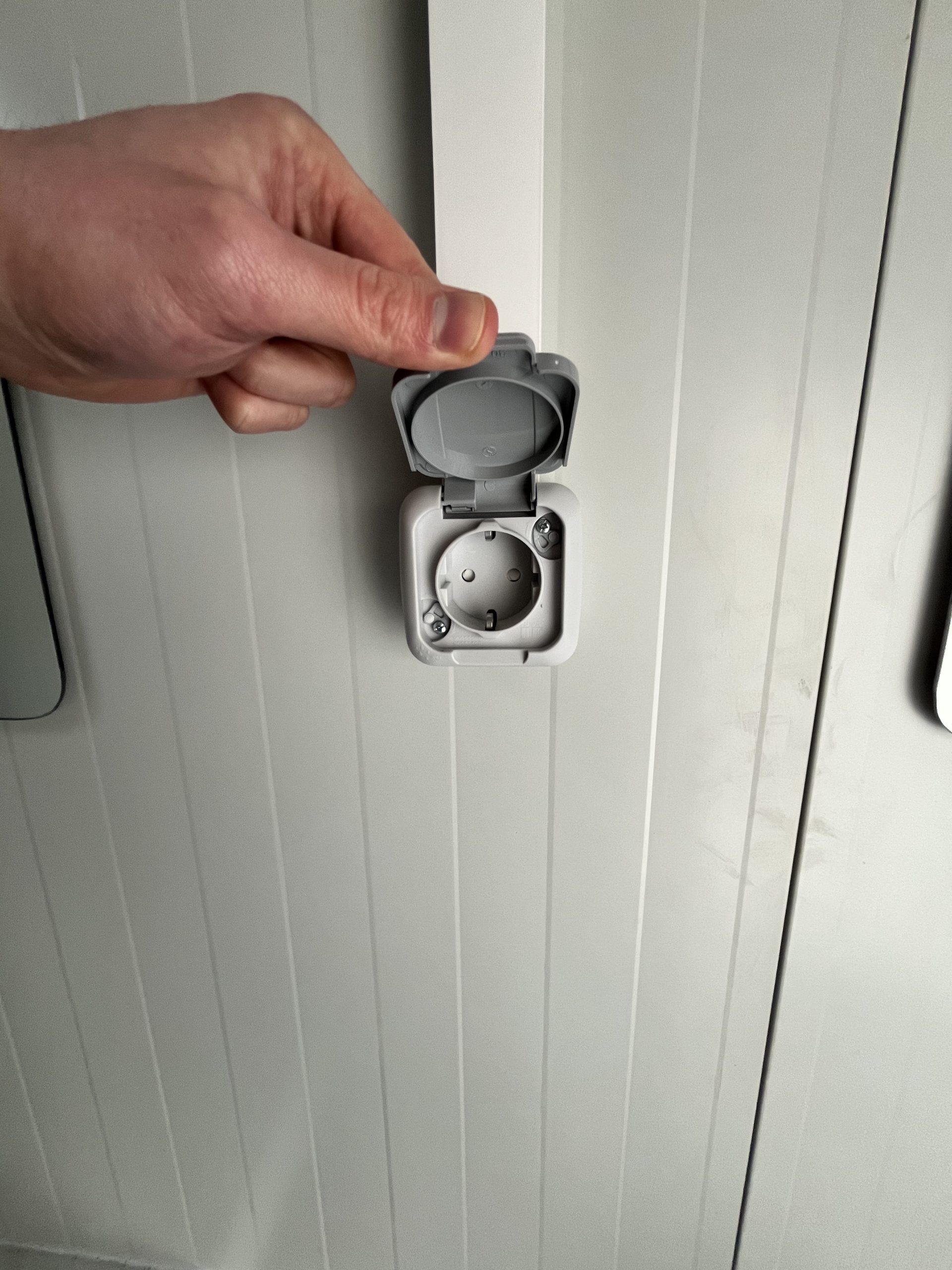 prefab toiletgebouw wandontactdoos