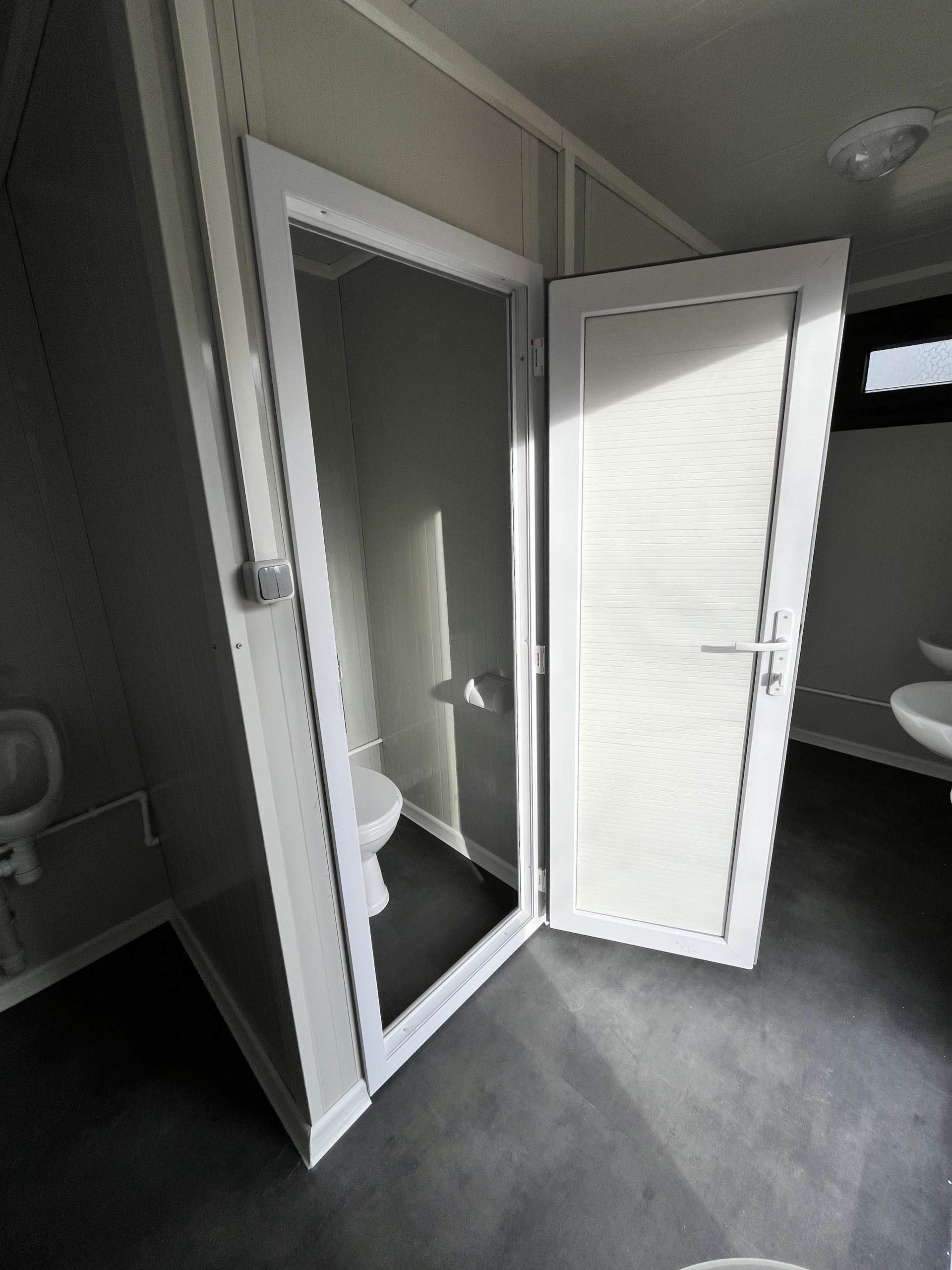 prefab toiletgebouw toiletruimte PVC deur