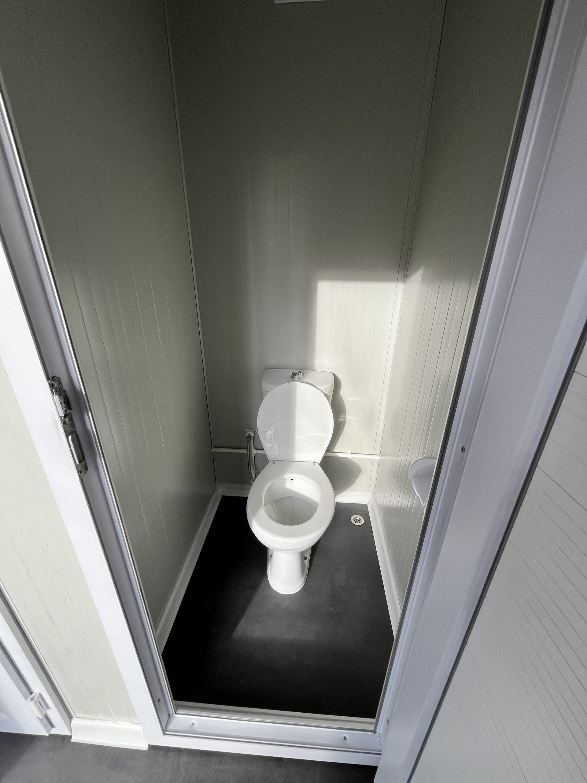 prefab toiletgebouw toitletpot bril omhoog