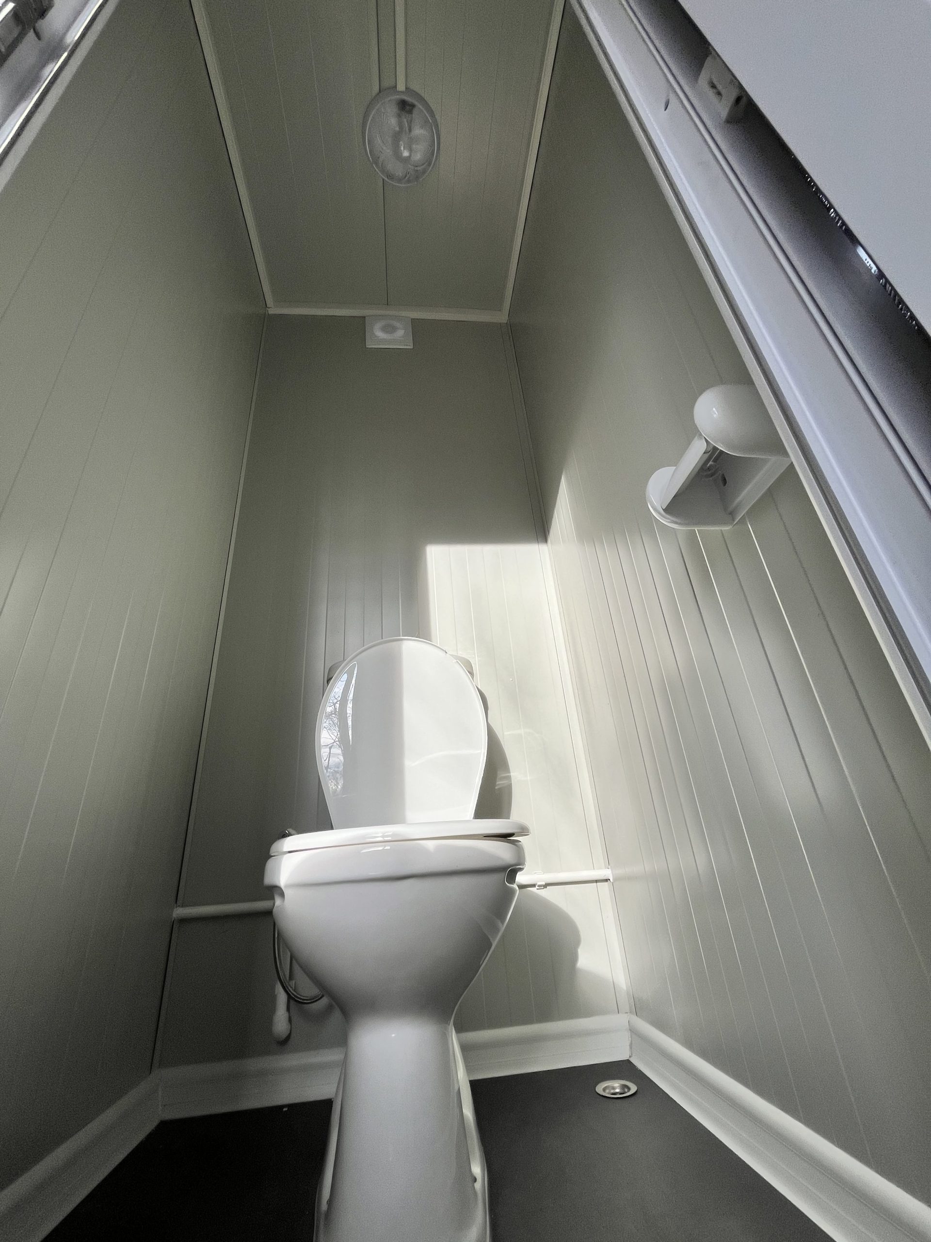 prefab toiletgebouw close-up toiletpot