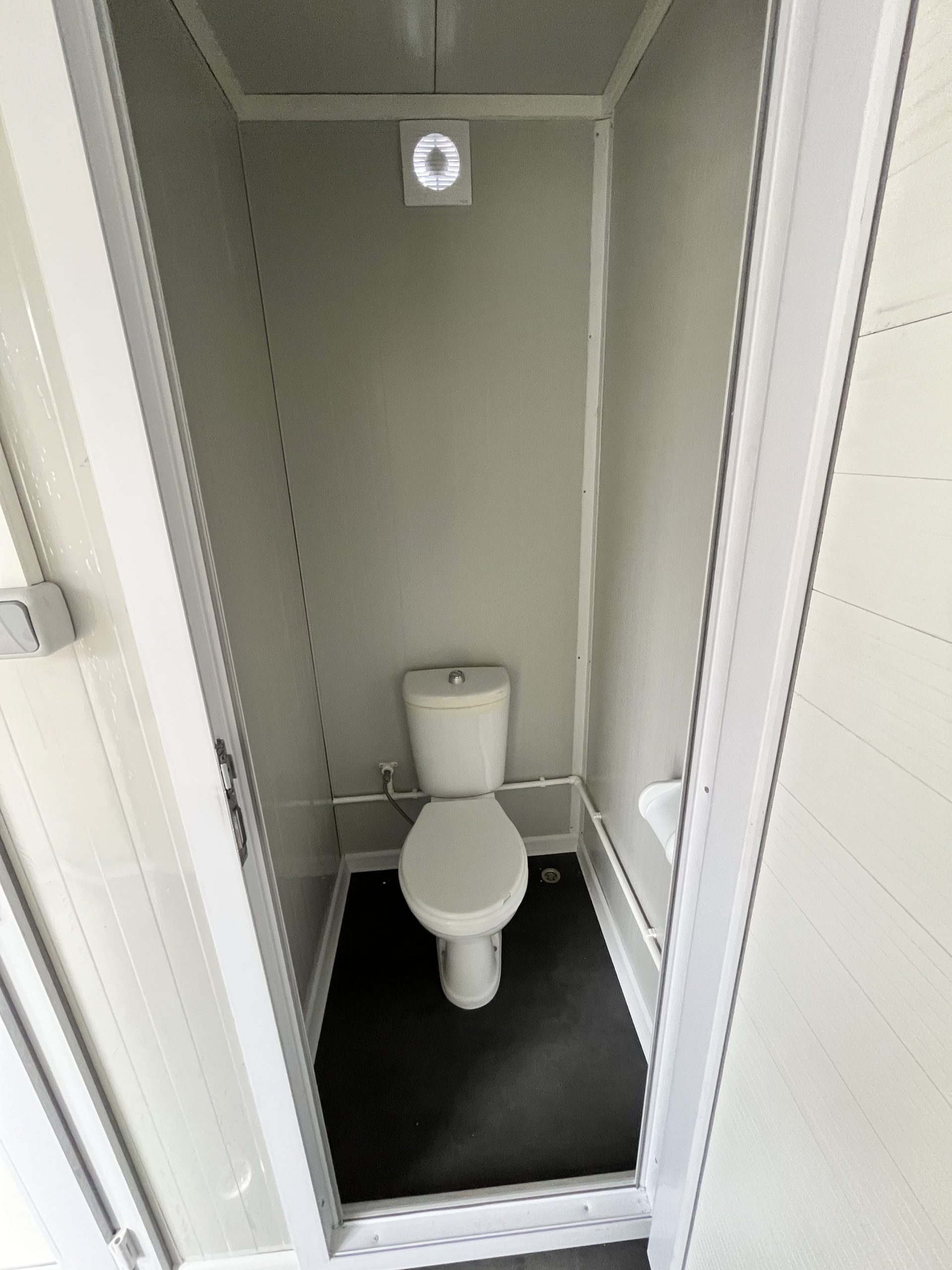 prefab toiletgebouw toiletruimte vooraanzicht