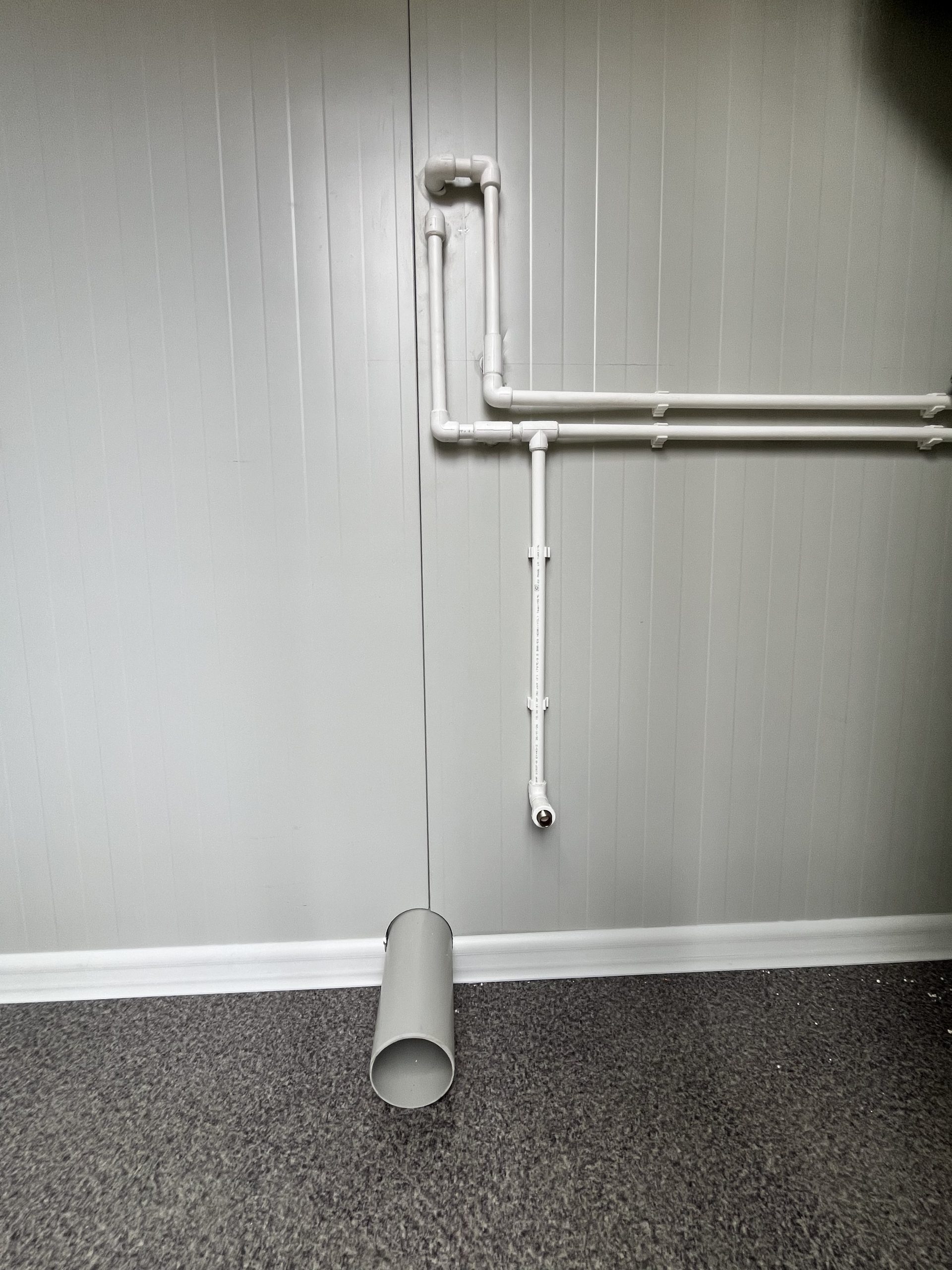 Aansluitingen in technische ruimte van maatwerk sanitairgebouw voor water en elektra