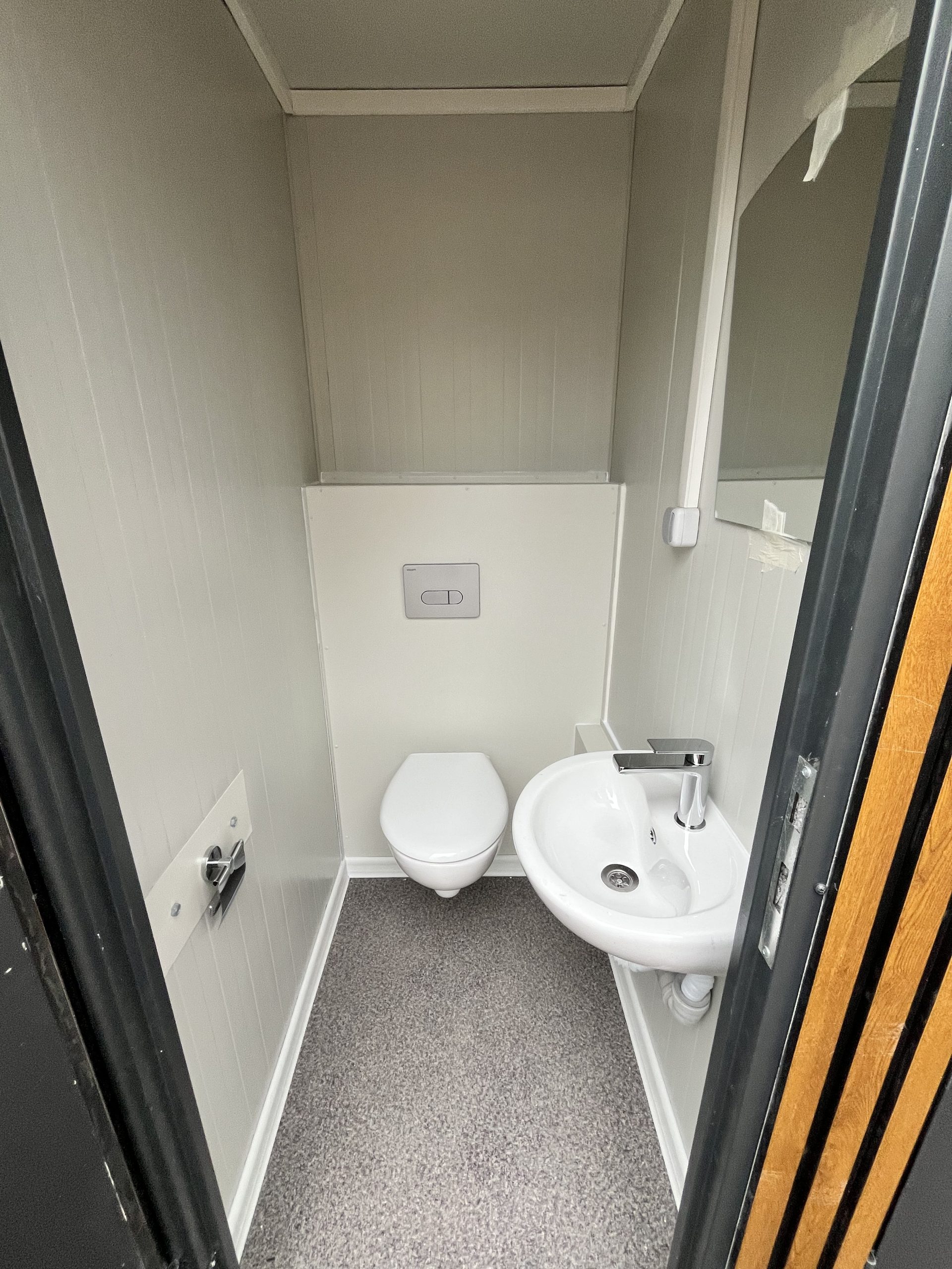 Binnenzijde van toiletruimte in maatwerk sanitairgebouw met nette afwerking en sanitair voorzieningen