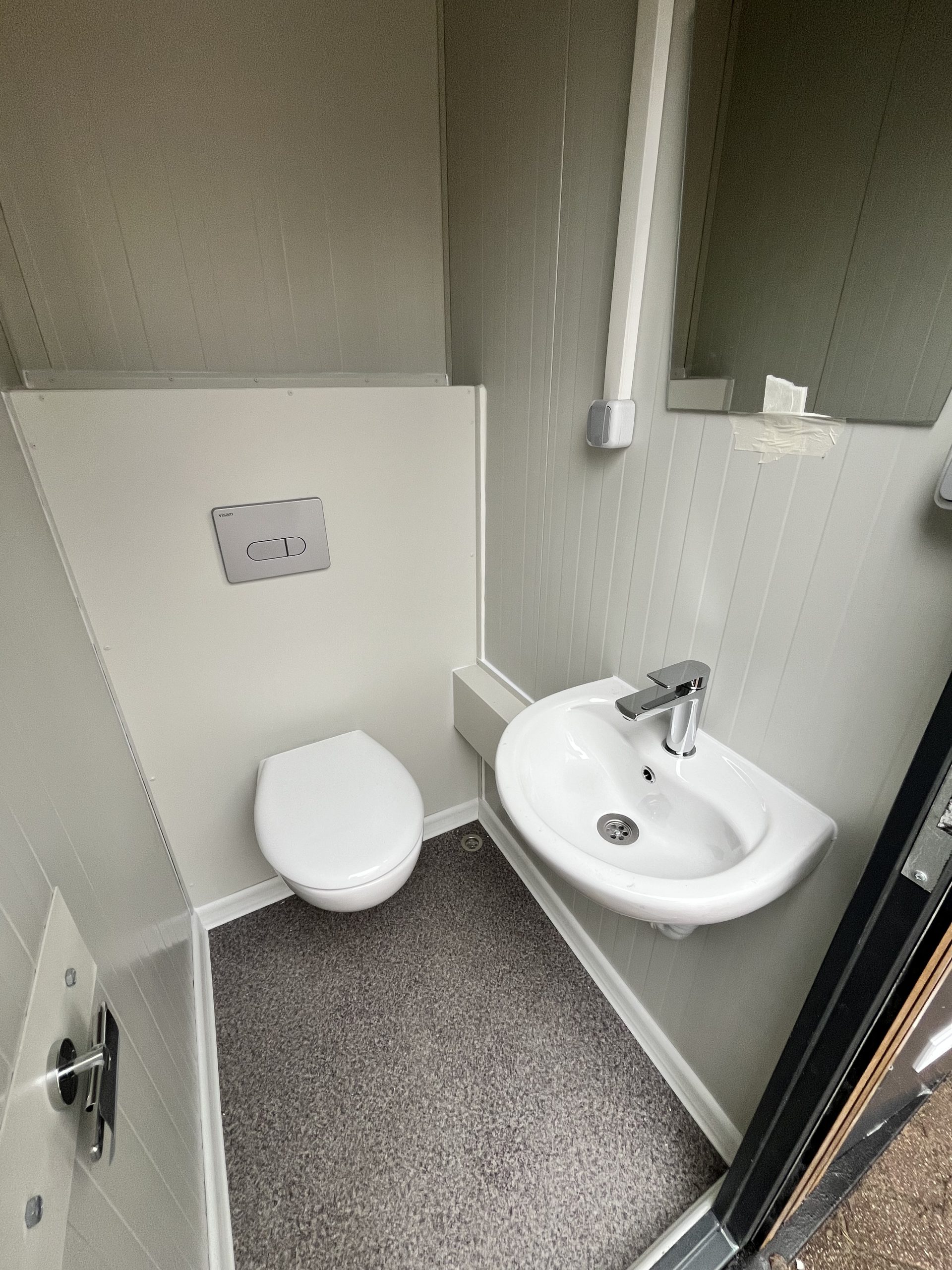 Binnenzijde van toiletruimte in maatwerk sanitairgebouw met moderne afwerking en praktische indeling