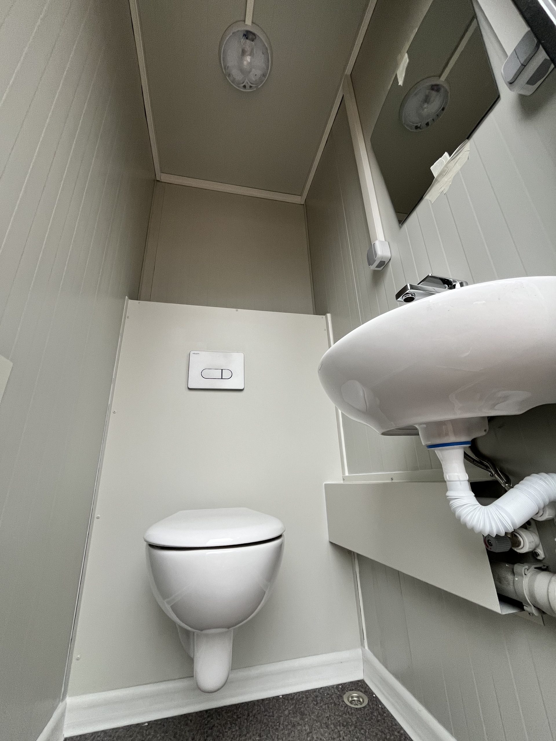 Binnenzijde van toiletruimte in maatwerk sanitairgebouw met nette afwerking en functionele indeling