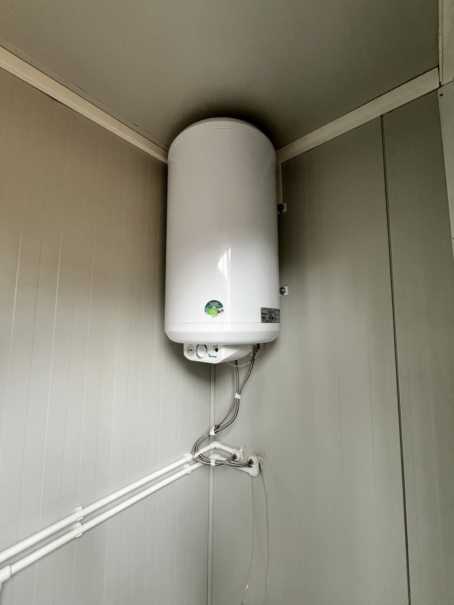 Boiler in maatwerk sanitairgebouw voor warmwatervoorziening