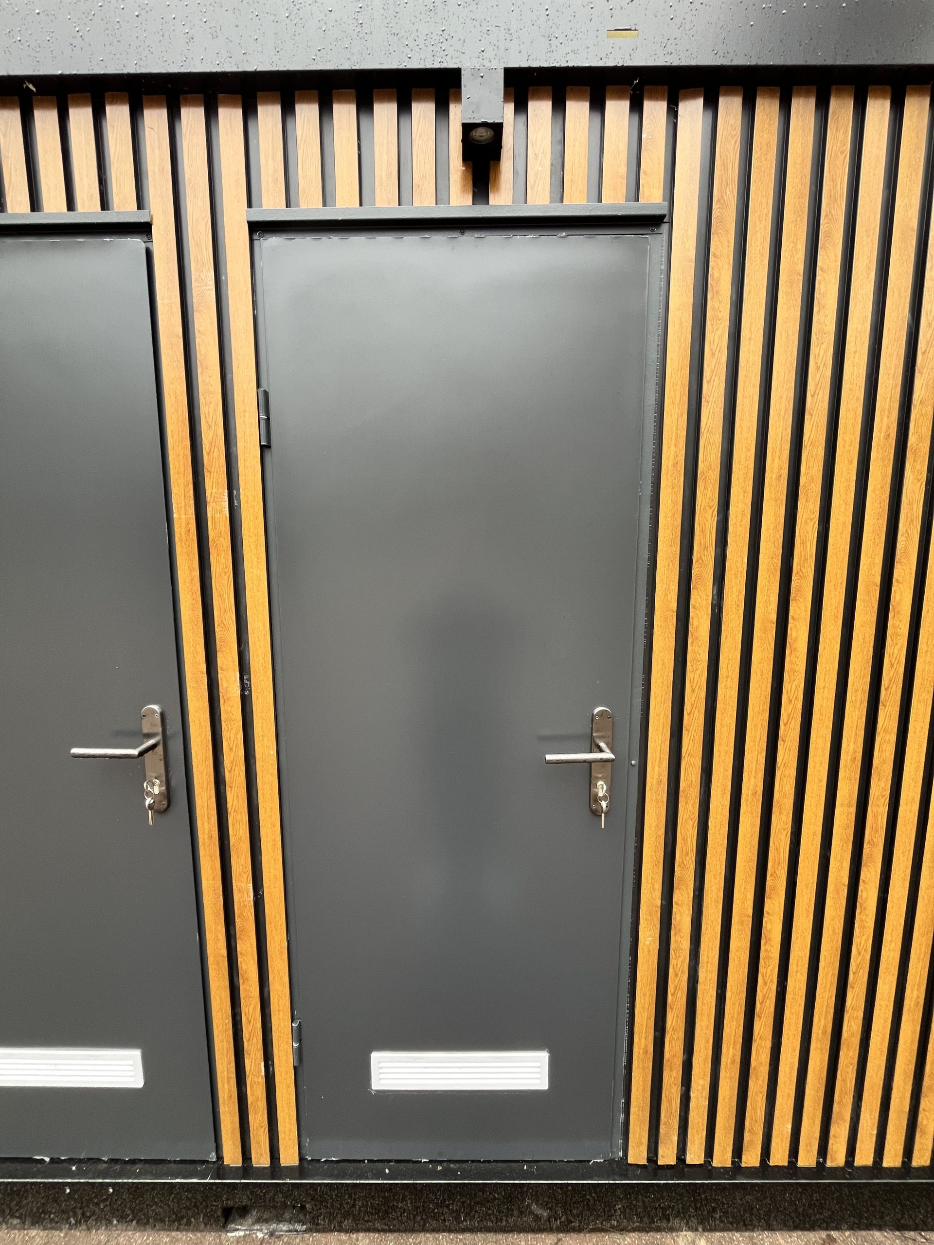 Buitendeuren van toiletruimtes in maatwerk sanitairgebouw met duurzame afwerking