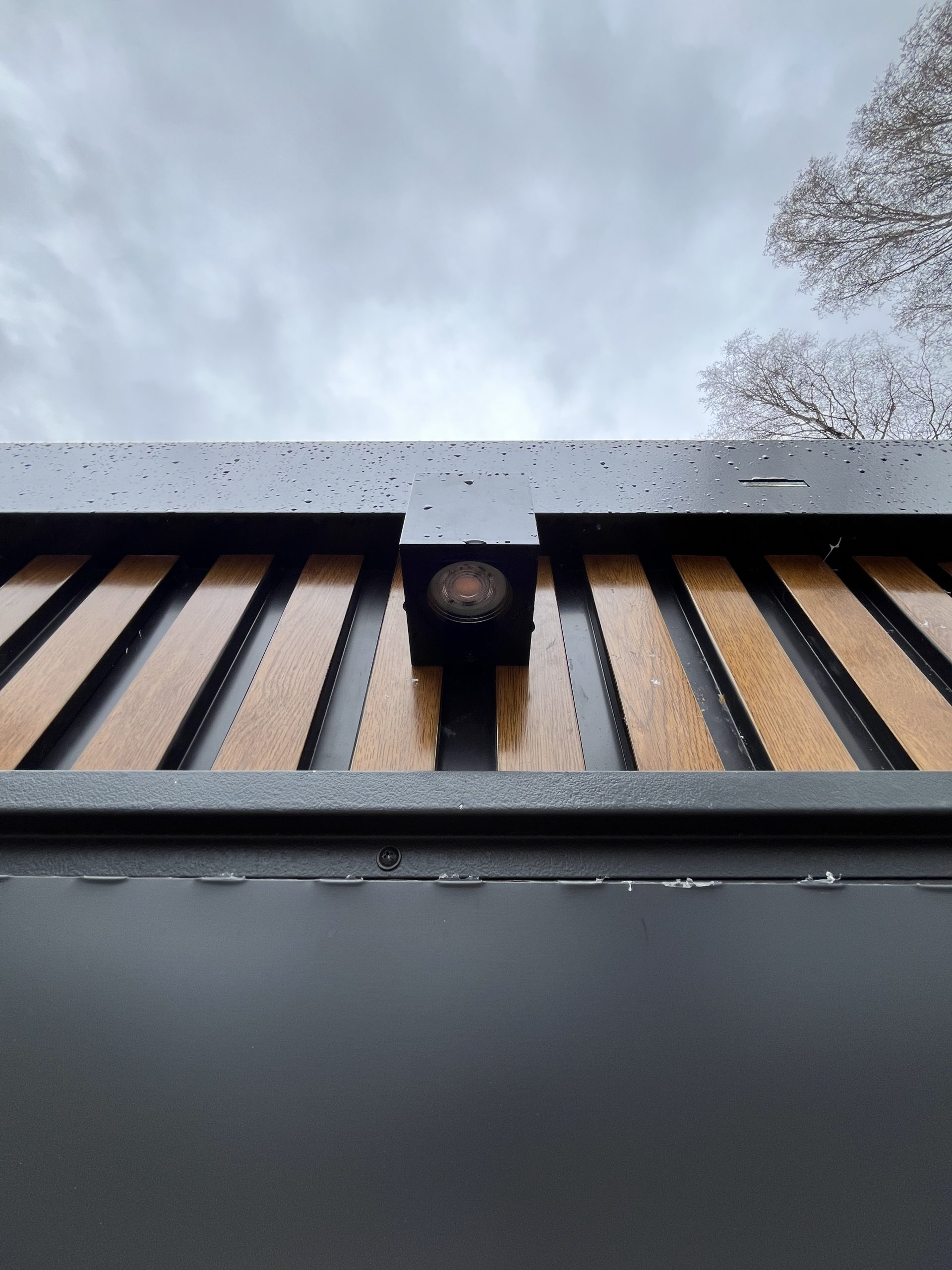 Close-up van buitenlamp op maatwerk sanitairgebouw met nette afwerking